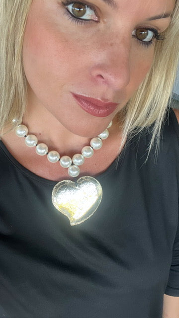 Collar LOVE en color dorado y perla