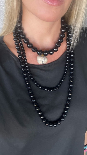 Collar Sasso en color negro y piedra natural