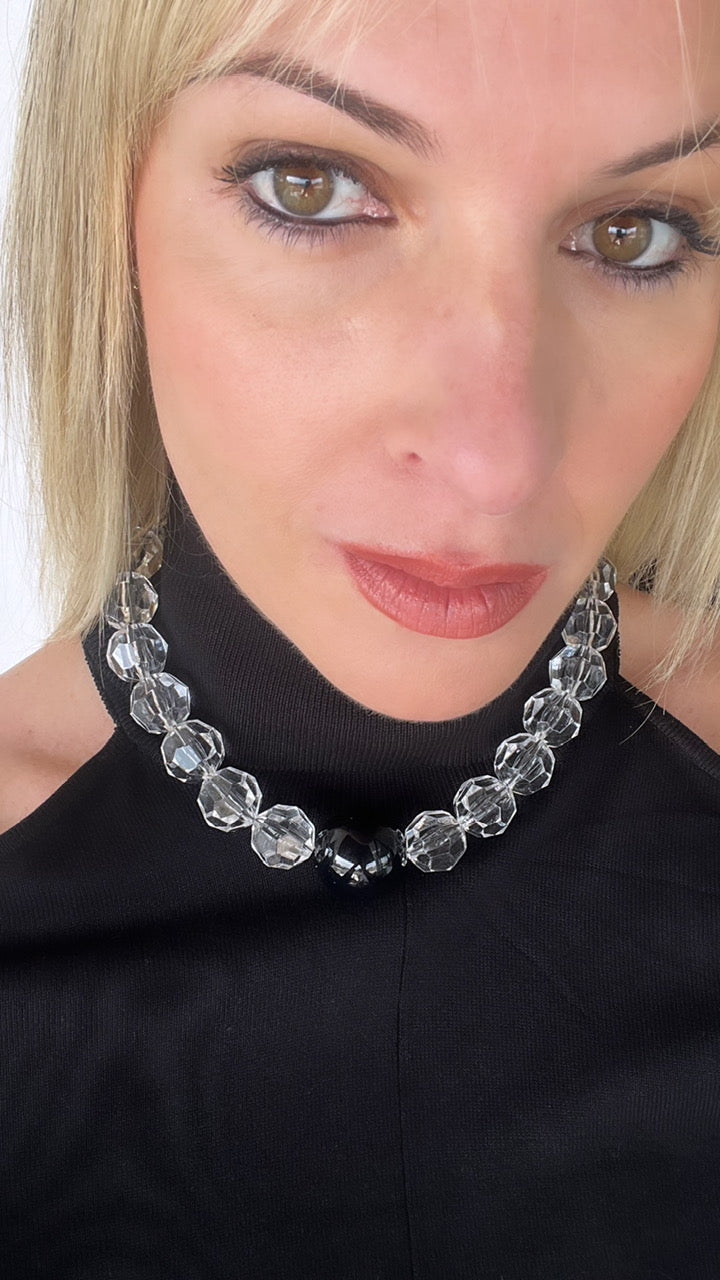 Collar transparente con bola negra