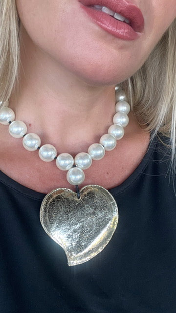 Collar LOVE en color dorado y perla
