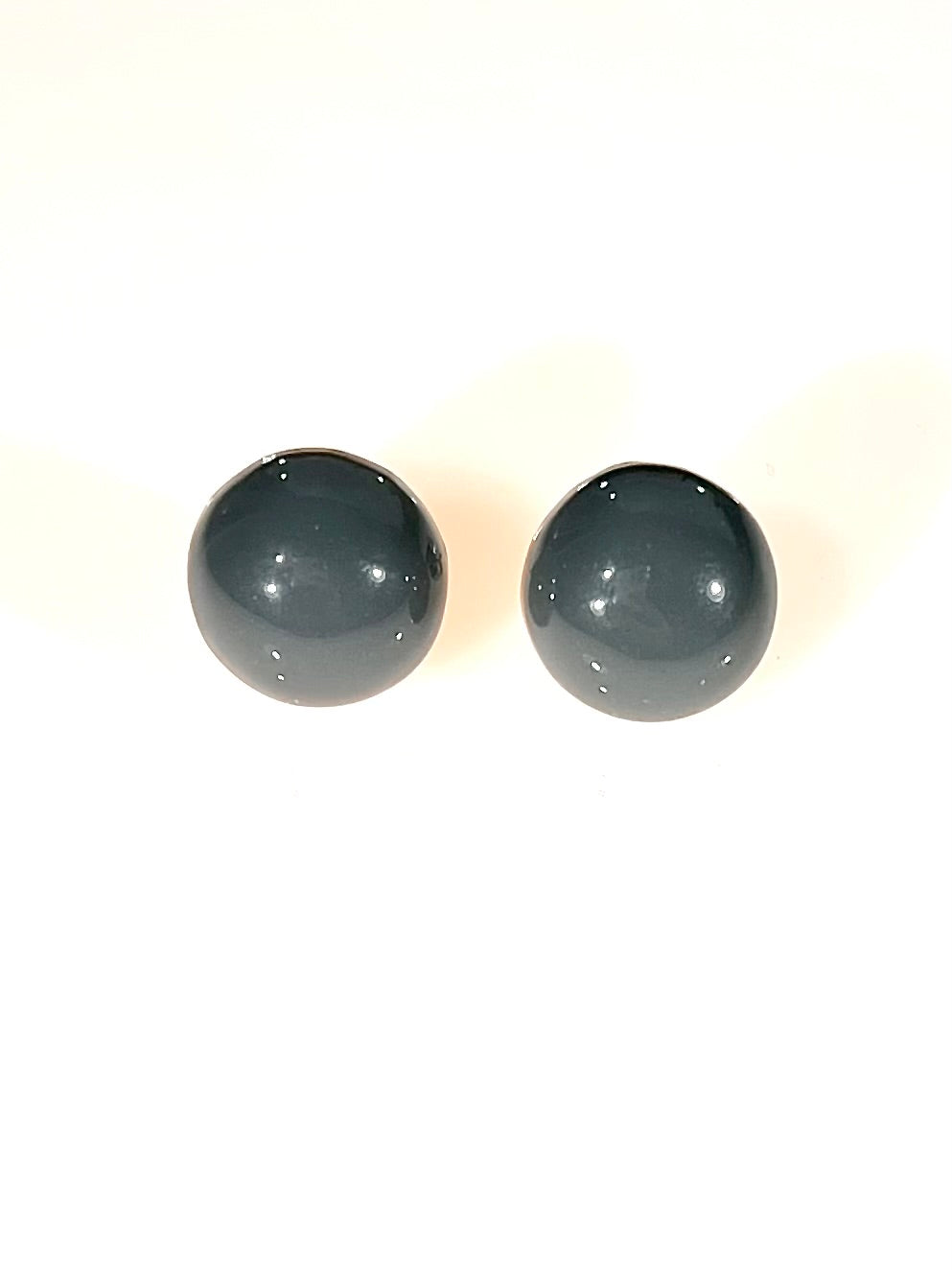 Pendientes media esfera gris