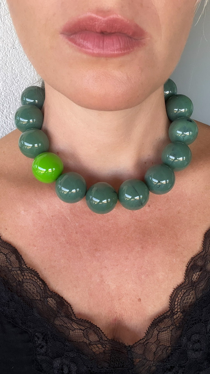 Collar monofilo verde con bola verde