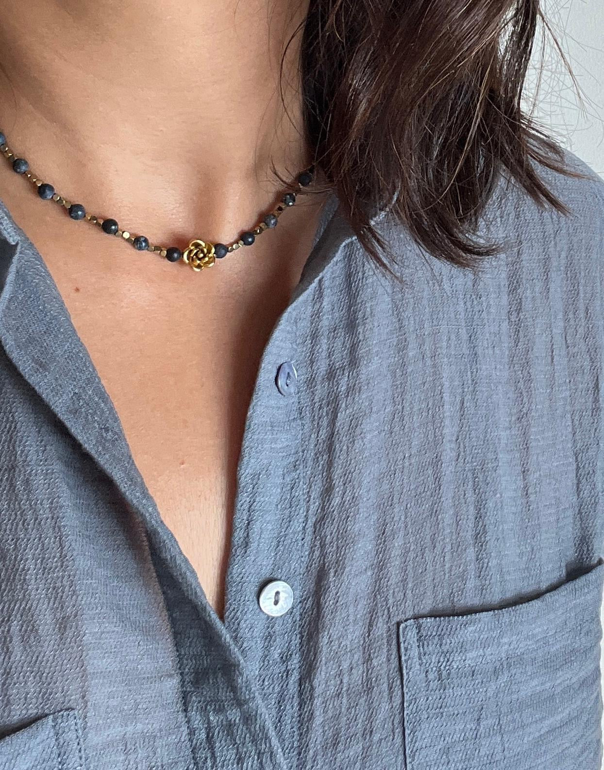 Collar Flor en hematites bicolor