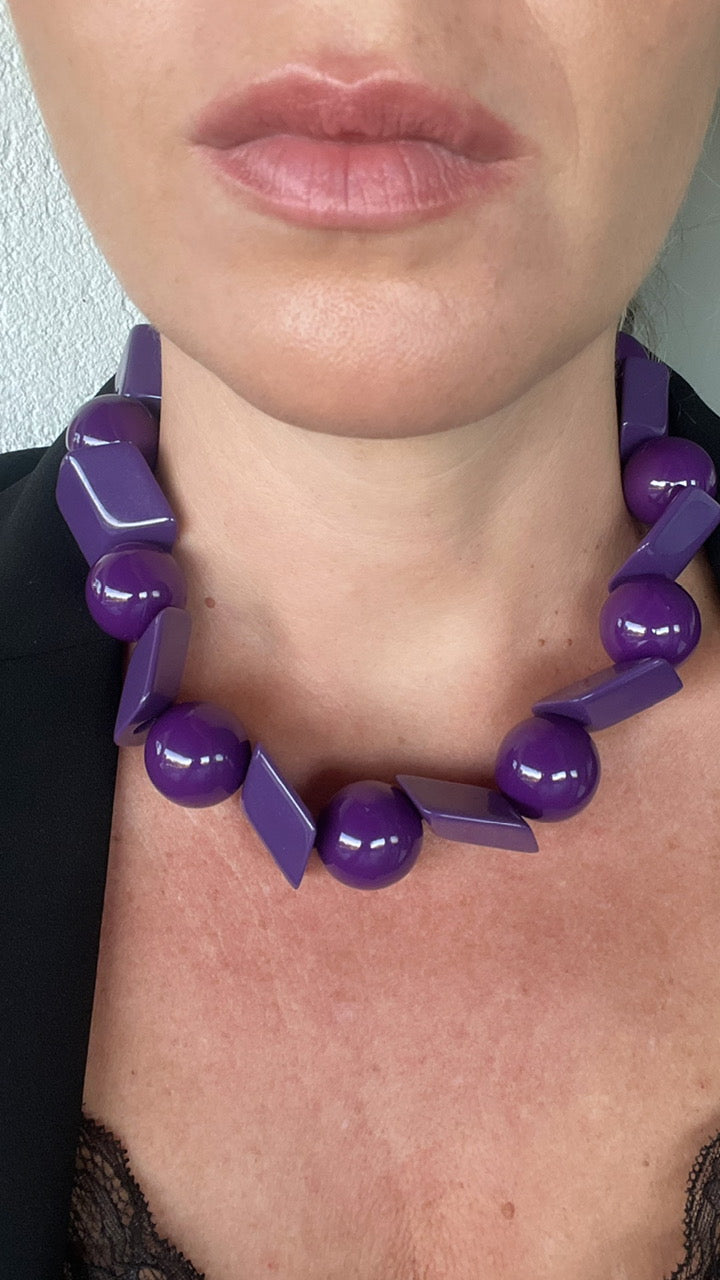 Collar Años 70 en violeta