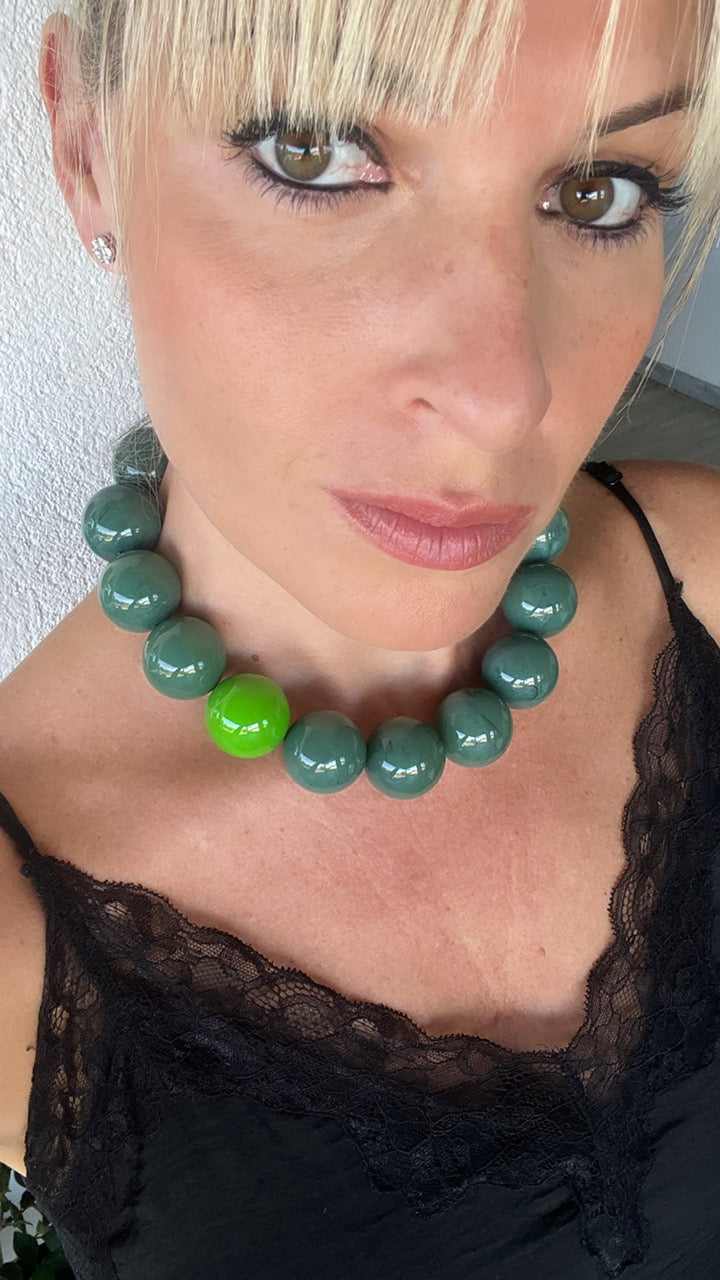 Collar monofilo verde con bola verde