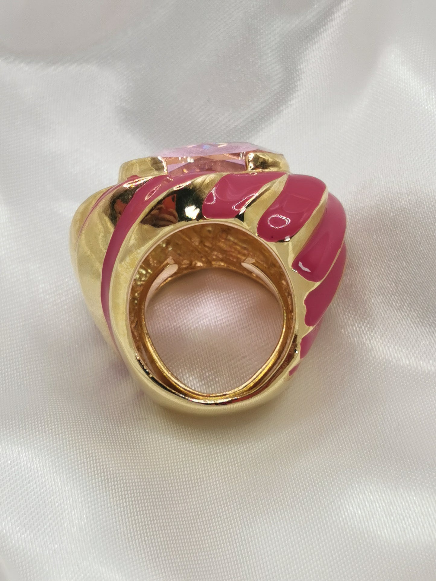 Anillo espectular en fucsia con piedra rosa