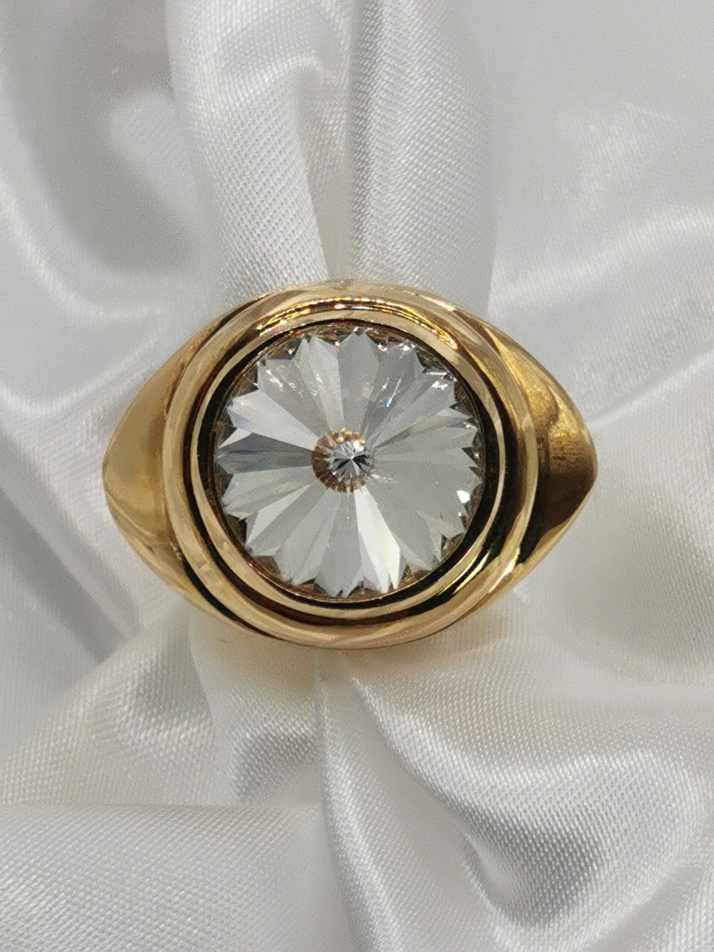 Anillo espectacular en oro con piedra blanca