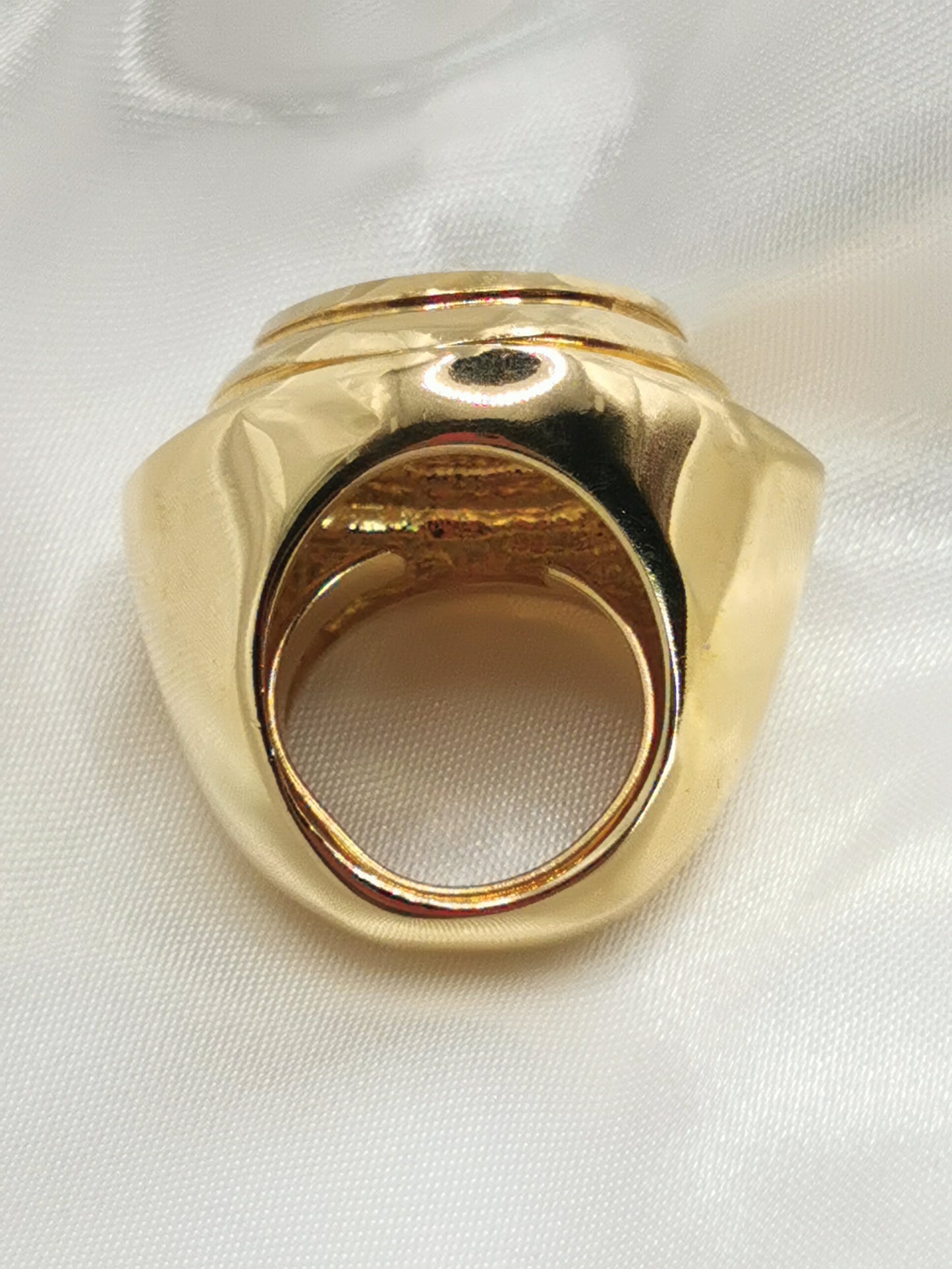 Anillo espectacular en oro con piedra blanca