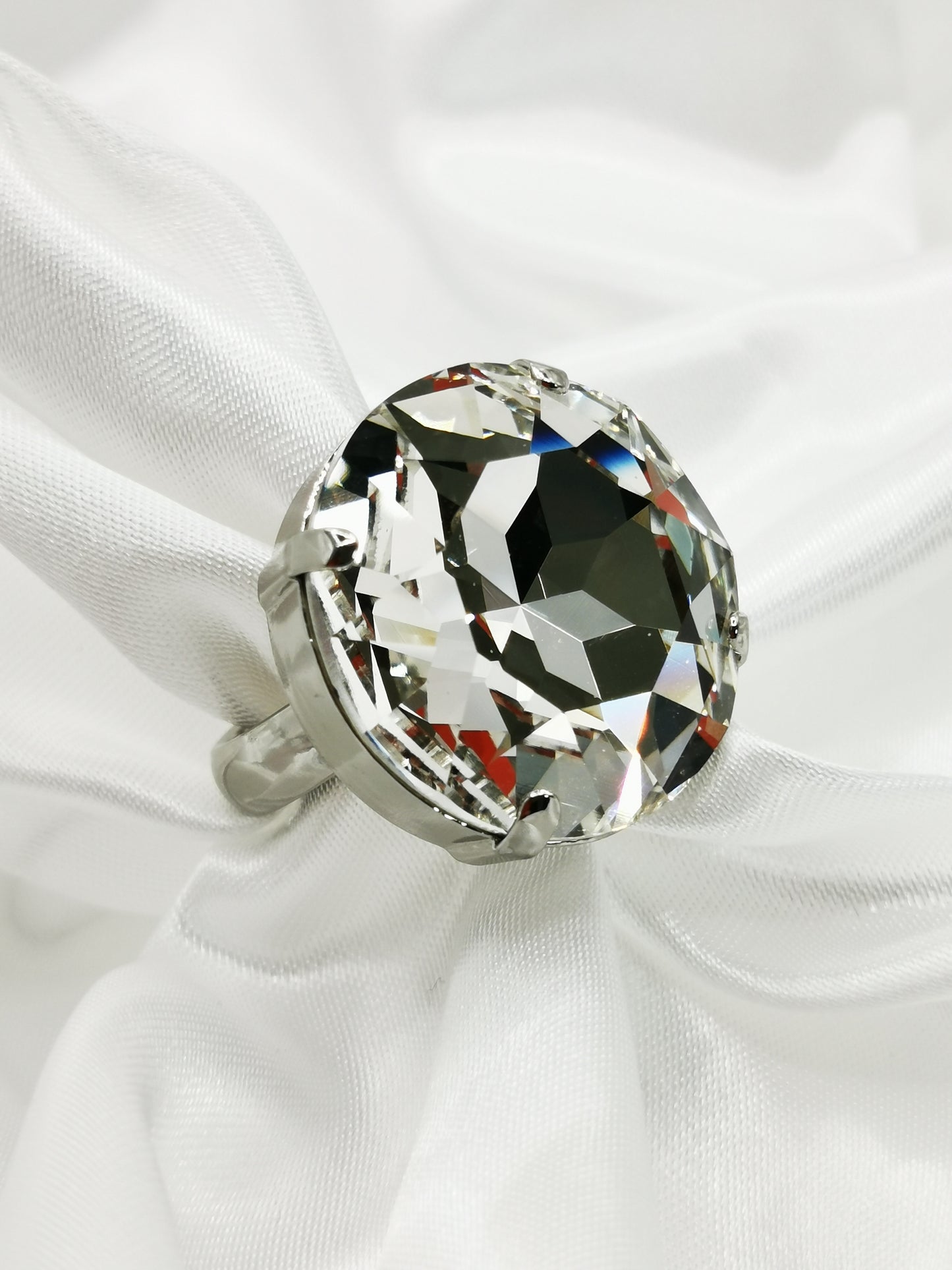 Anillo espectacular en rodio y piedra blanca