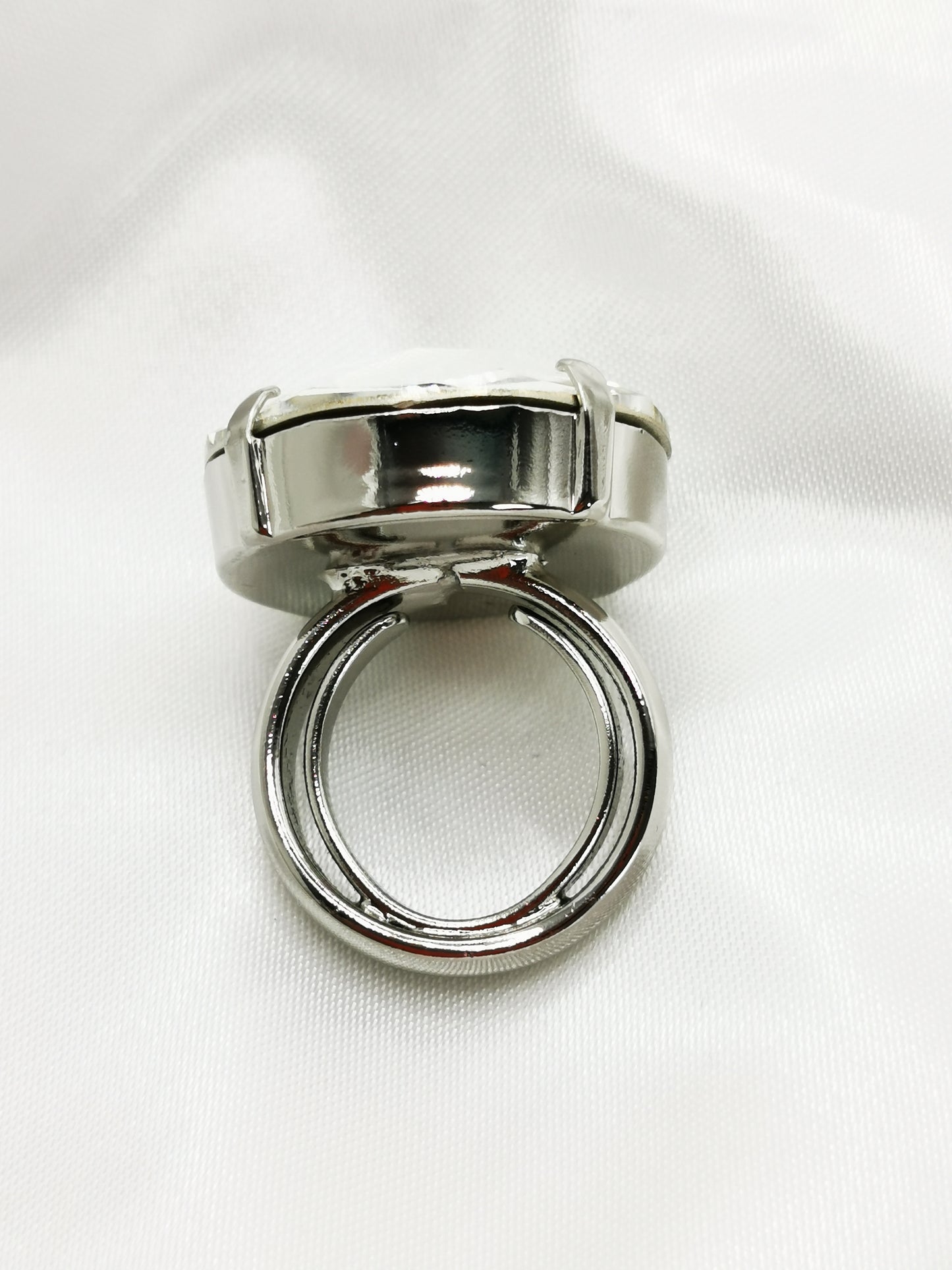 Anillo espectacular en rodio y piedra blanca