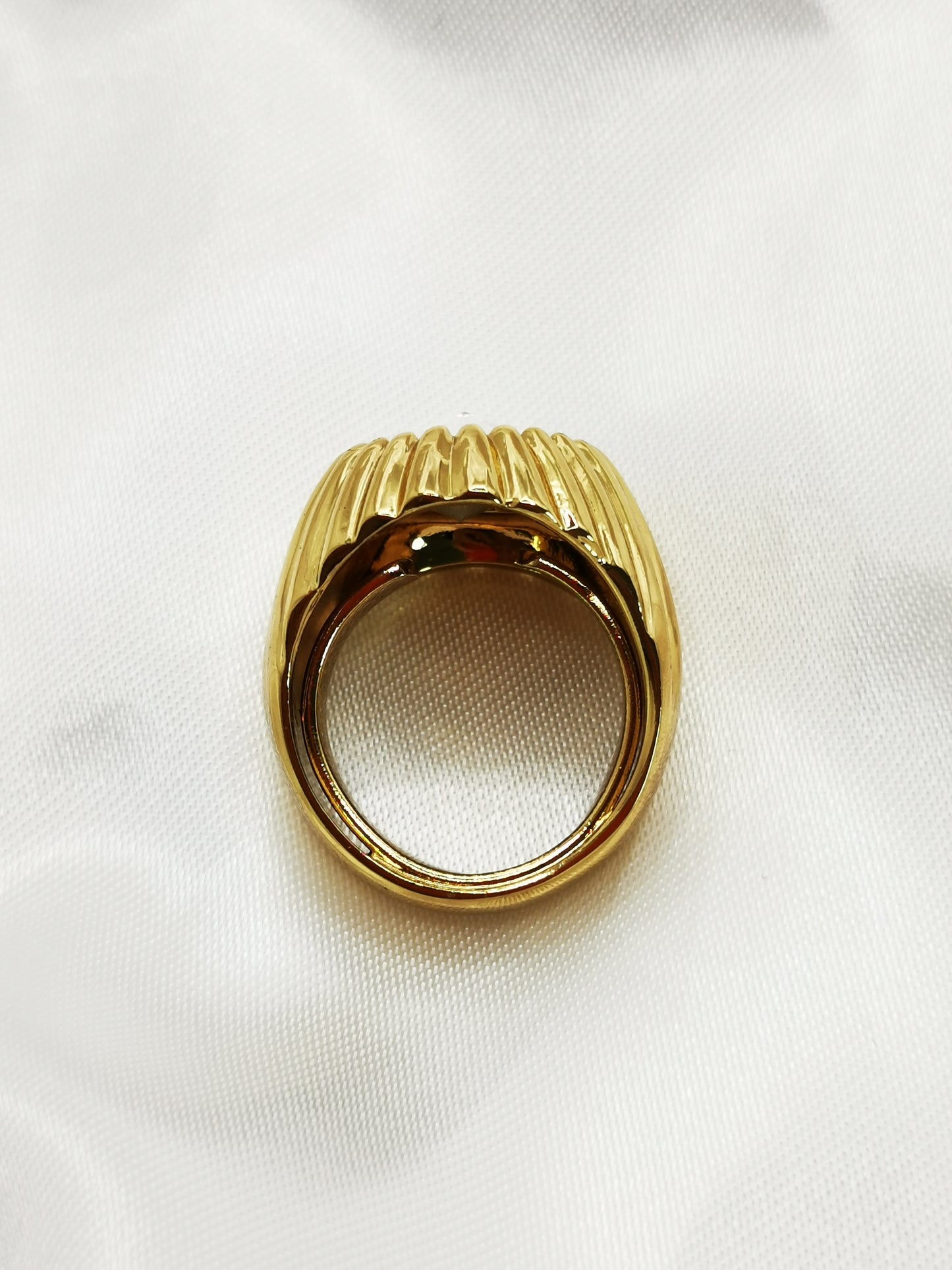 Anillo en oro y piedra blanca