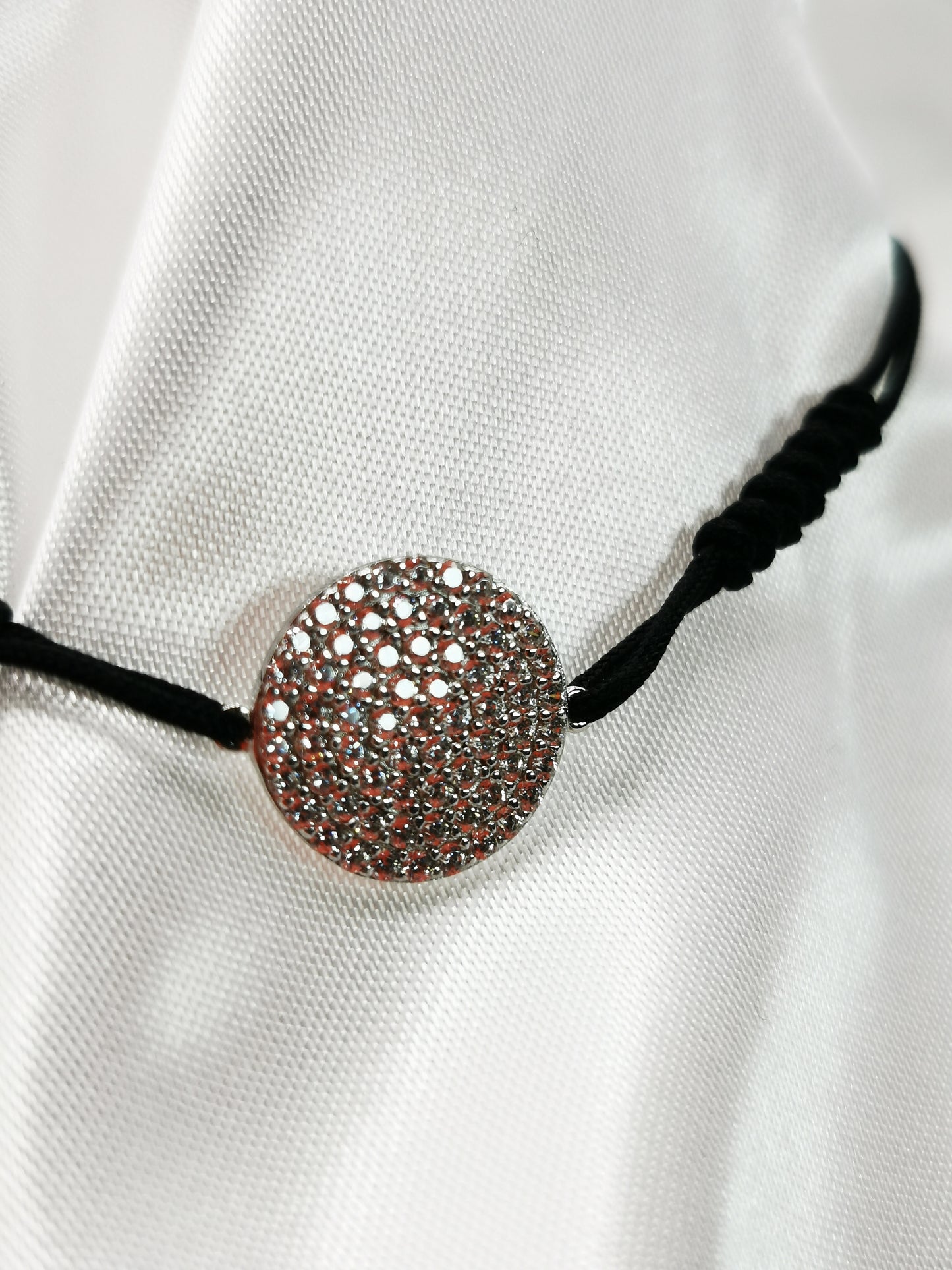 Pulsera de hilo con círculo de plata y circonitas