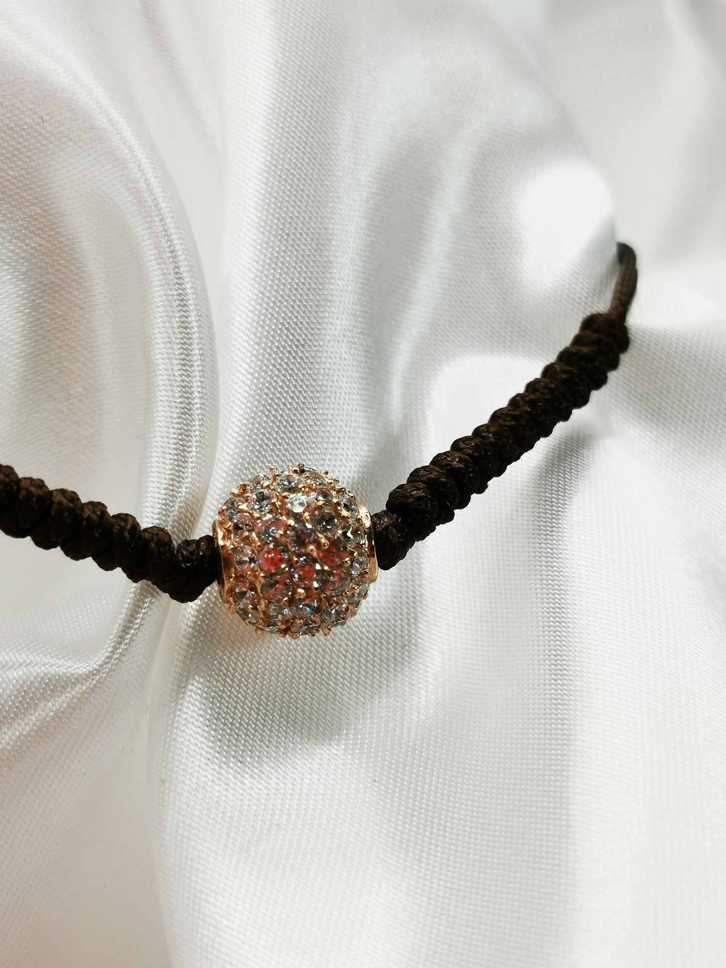 Pulsera de hilo con bola oro rosa de circonitas blancas