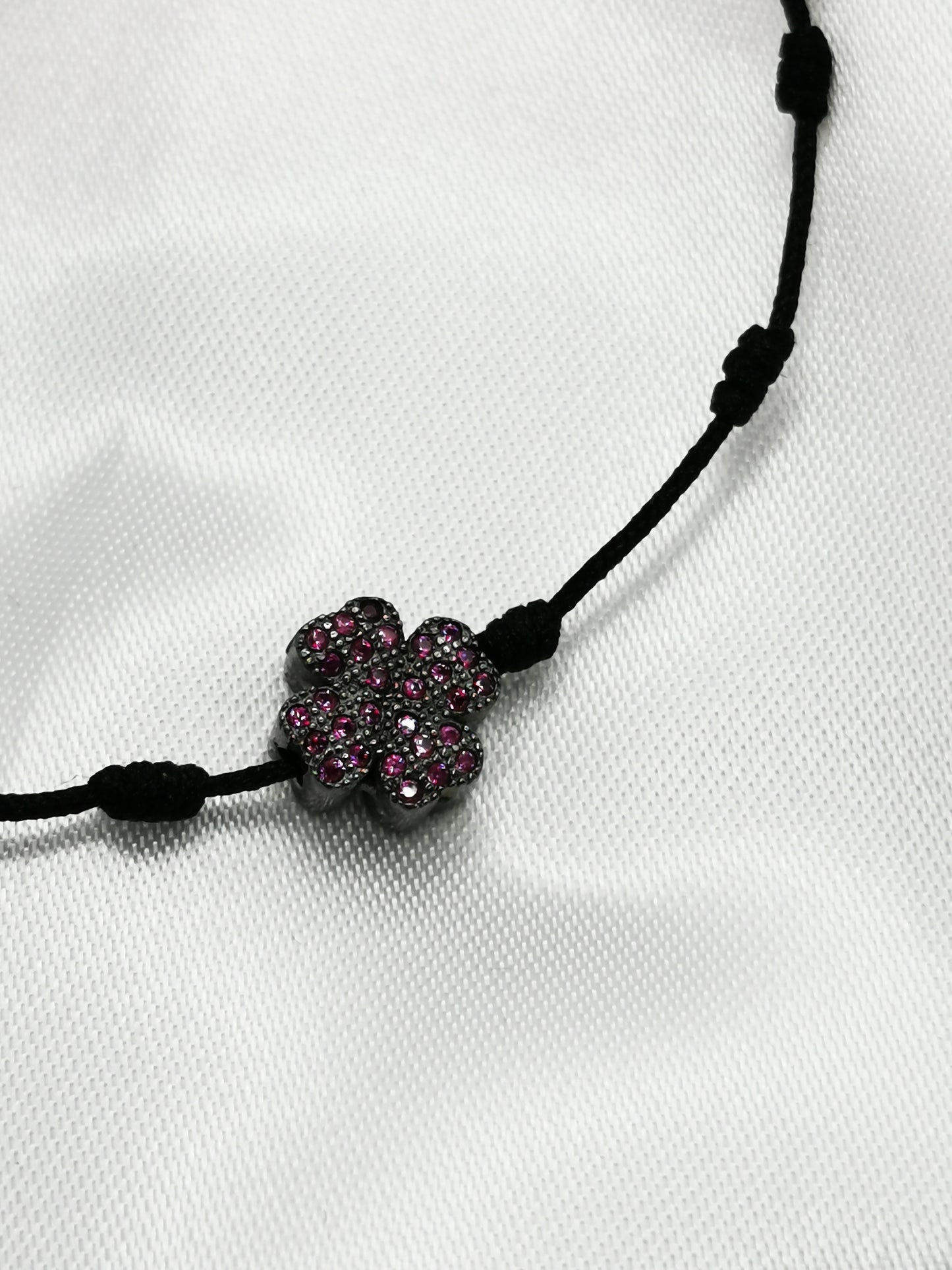 Pulsera de hilo con trébol de circonitas rubí