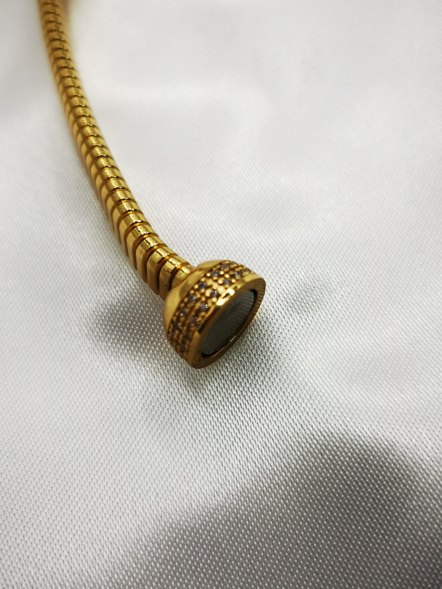 Pulsera tubogas imán oro con pavé