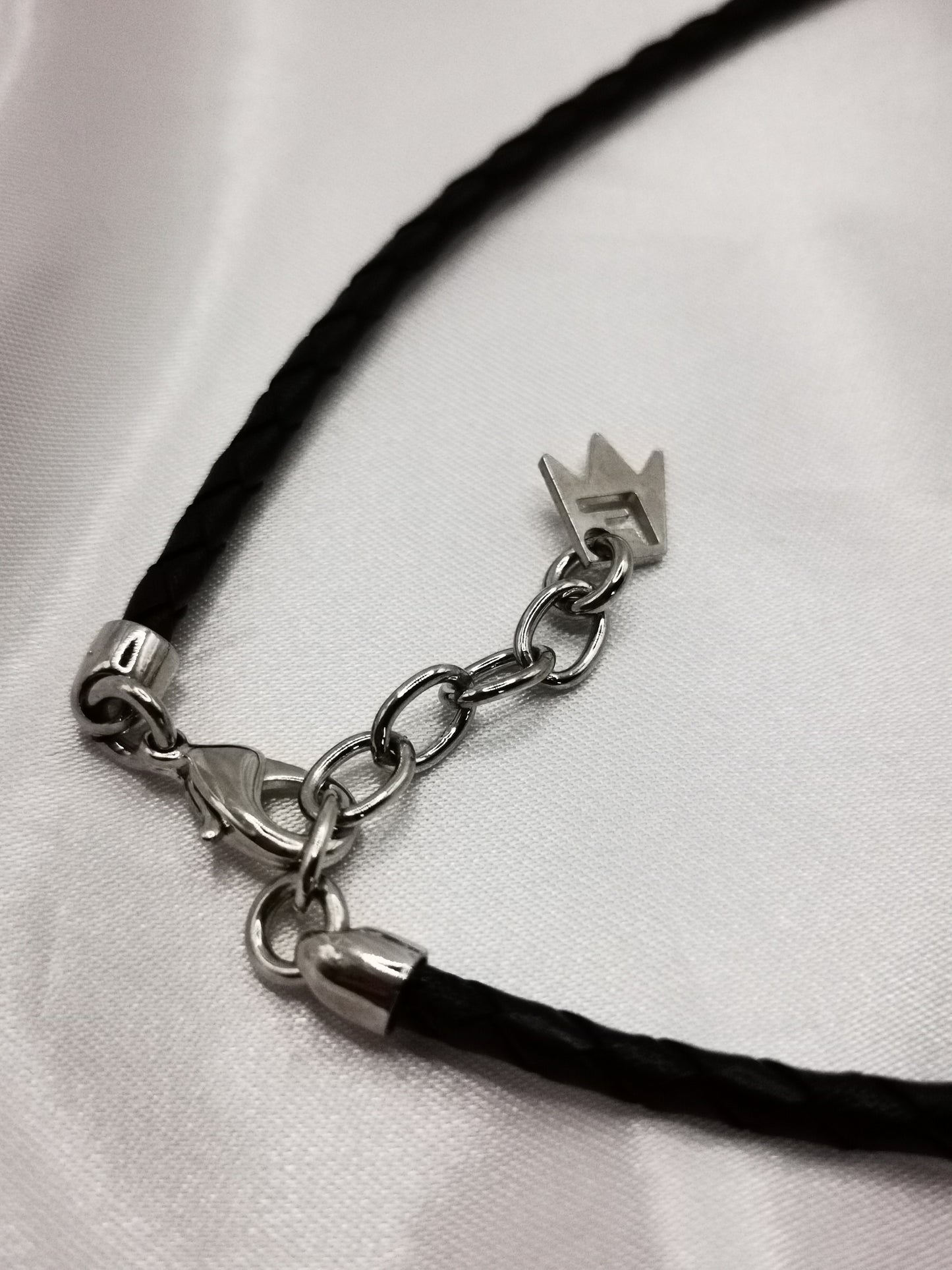 Collar calabrote pequeño rodio con cadena de cuero trenzada