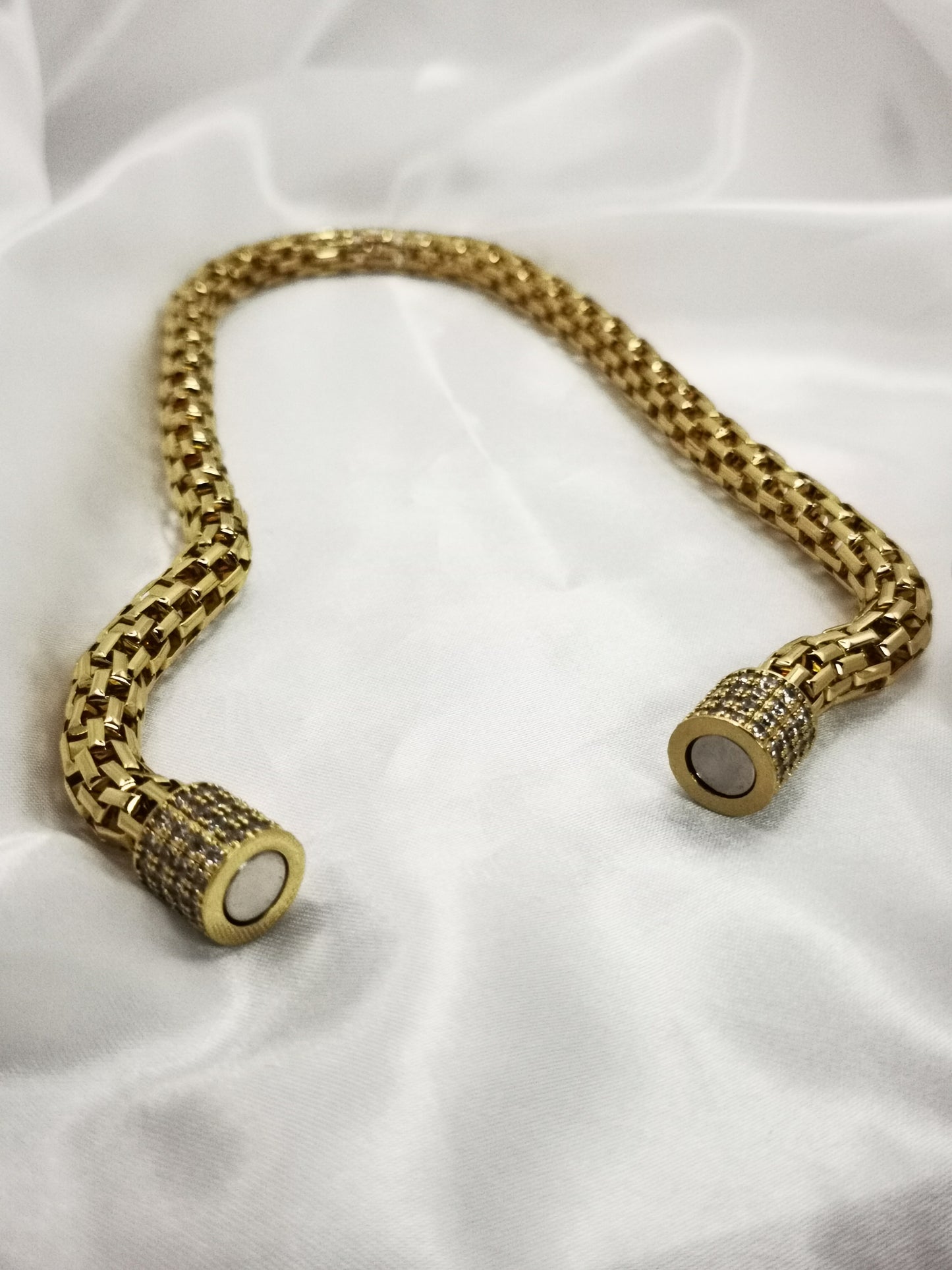 Collar en oro y cierre de imán
