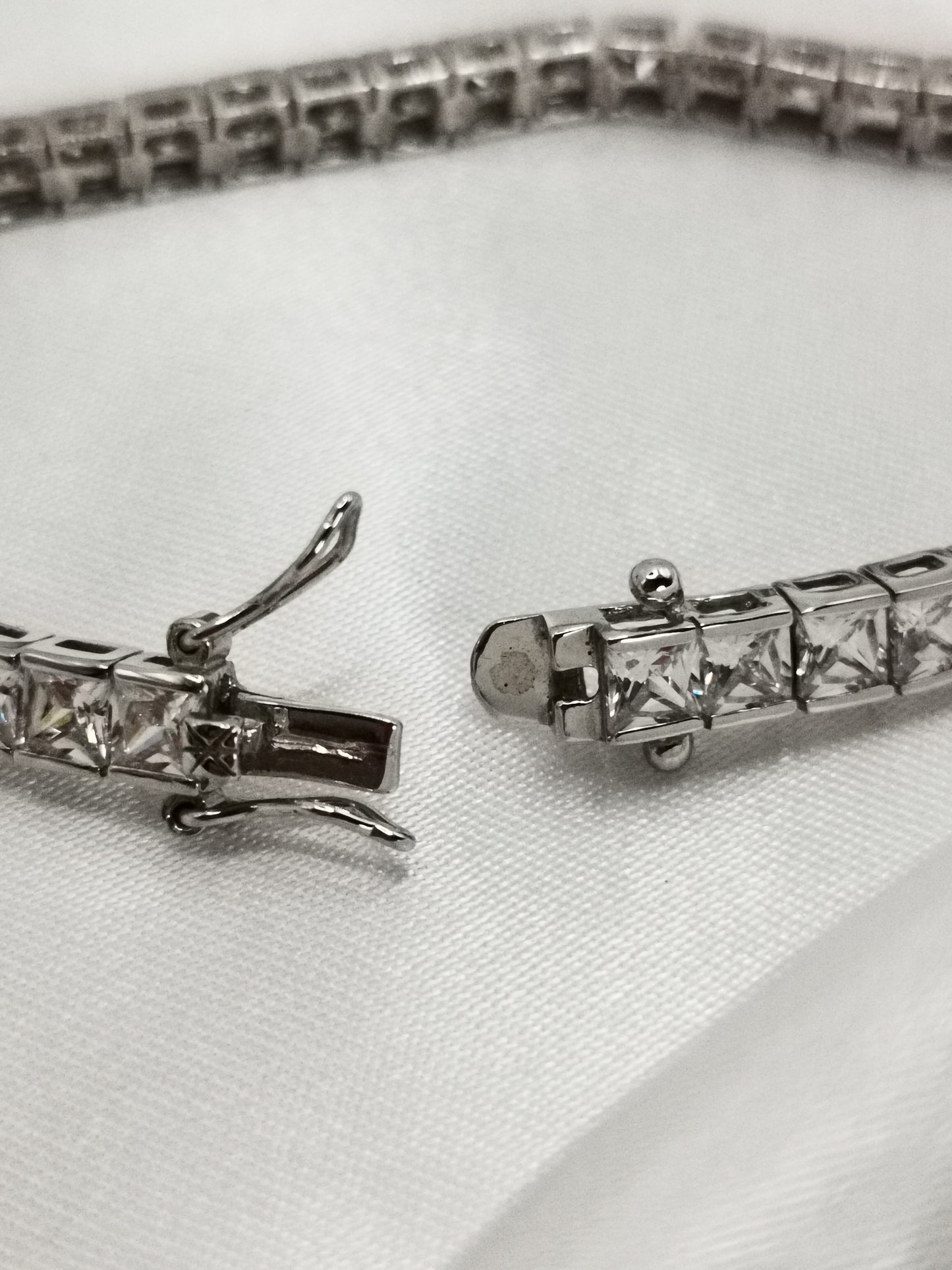 Pulsera rivière con circonitas blancas cuadradas de 4 mm