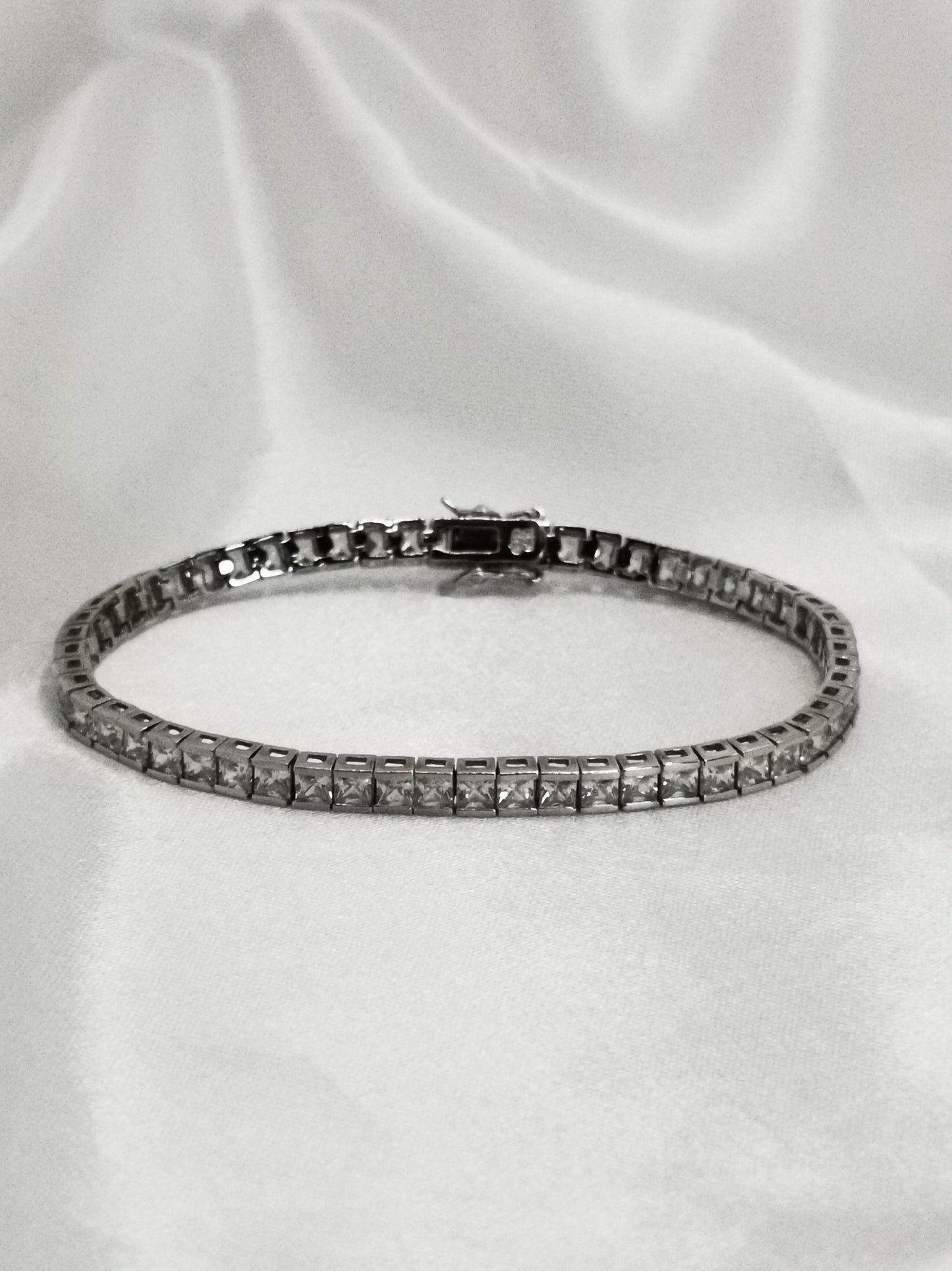 Pulsera rivière con circonitas blancas cuadradas de 3 mm