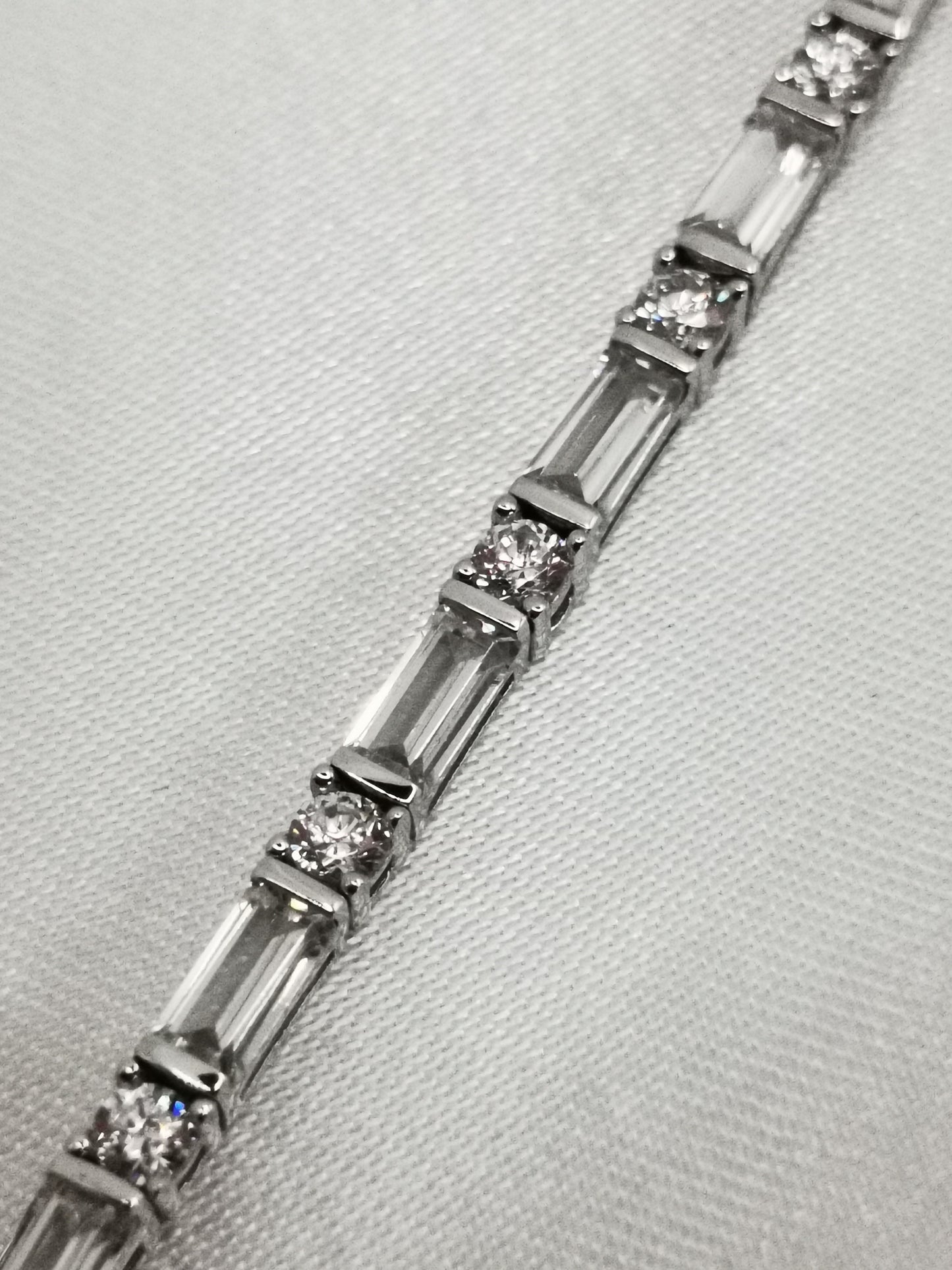Pulsera rivière con circonitas blancas talla baguette y redondas