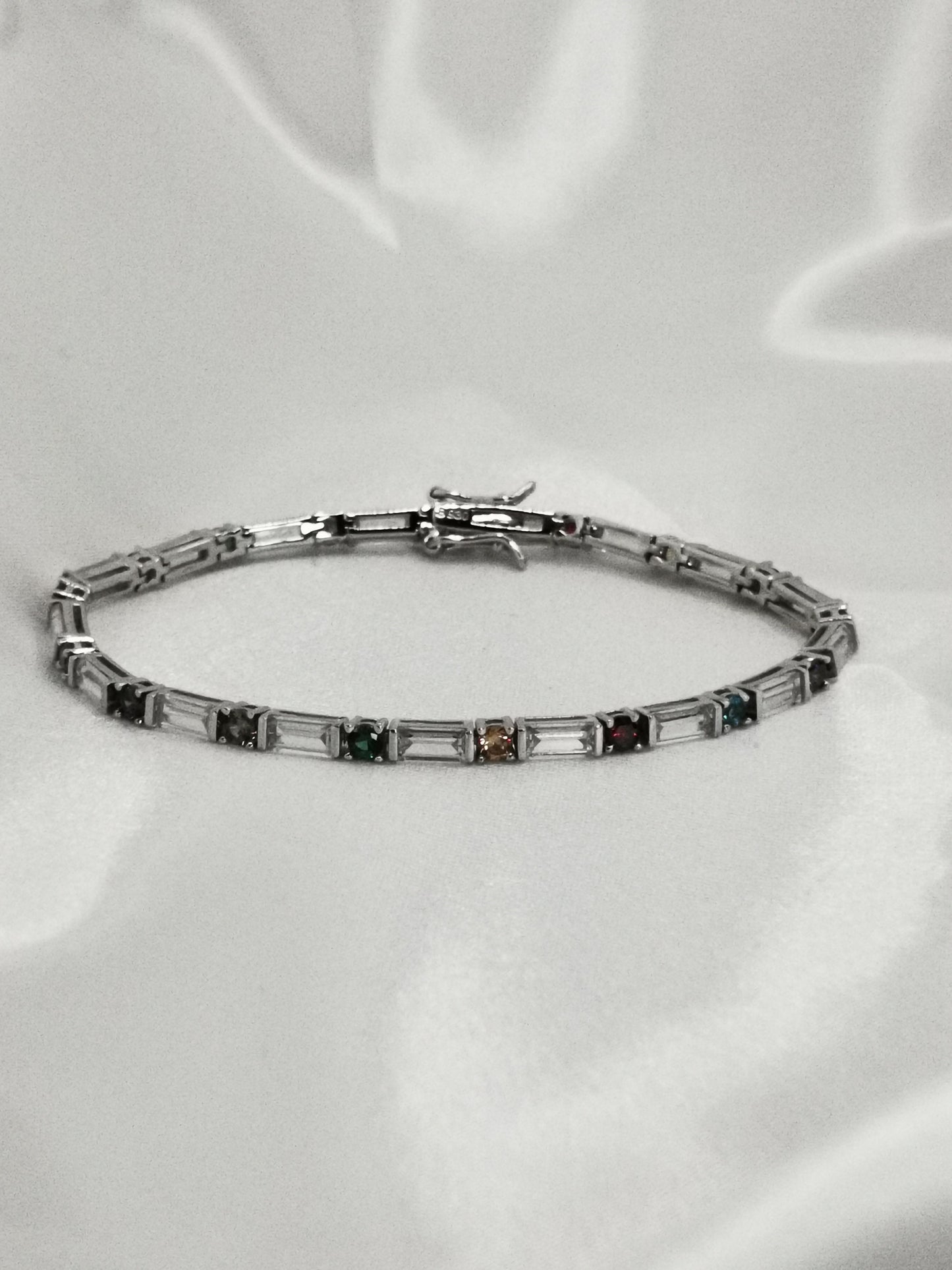 Pulsera rivière con circonitas rainbow talla baguette y redondas