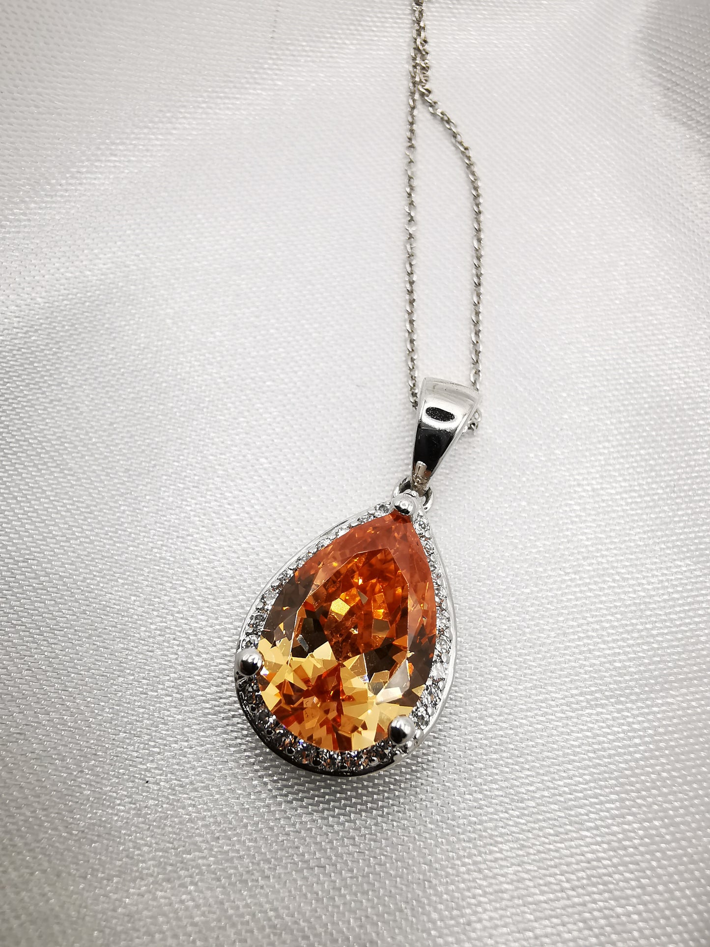 Colgante con zircón naranja en forma de lágrima