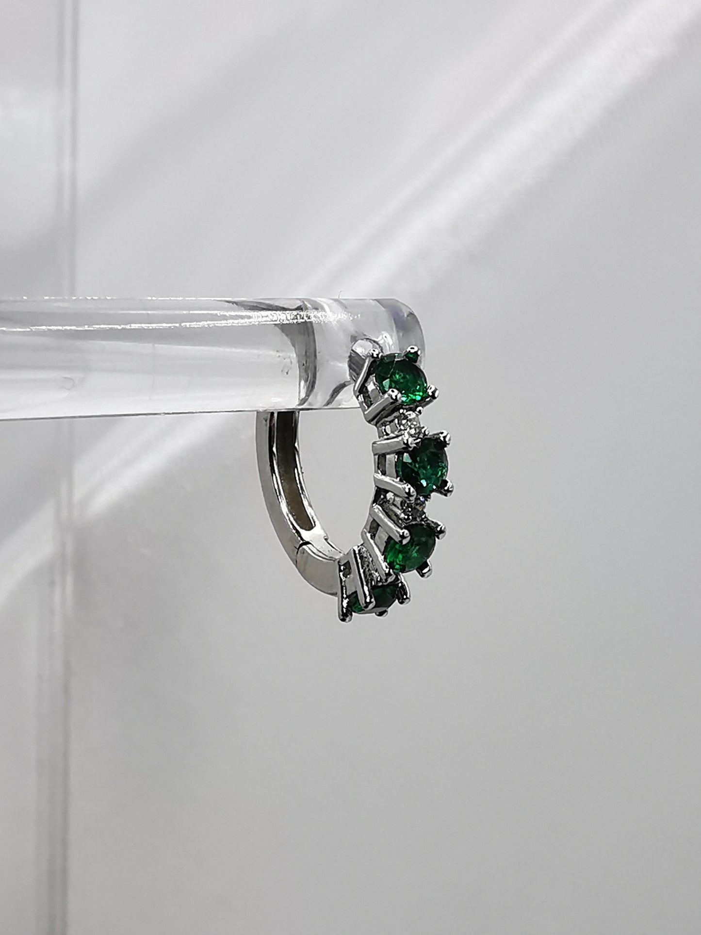 Aros de plata rodiada con circonitas intercaladas color esmeralda