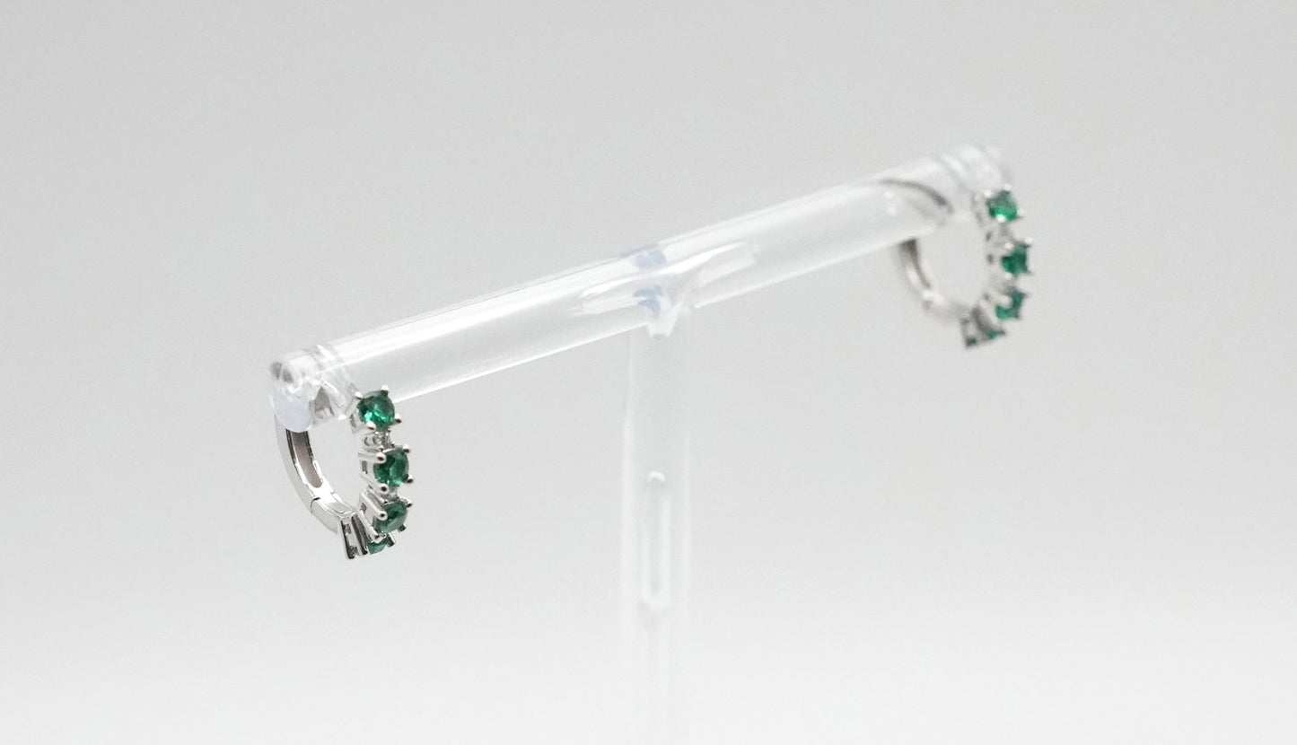 Aros de plata rodiada con circonitas intercaladas color esmeralda