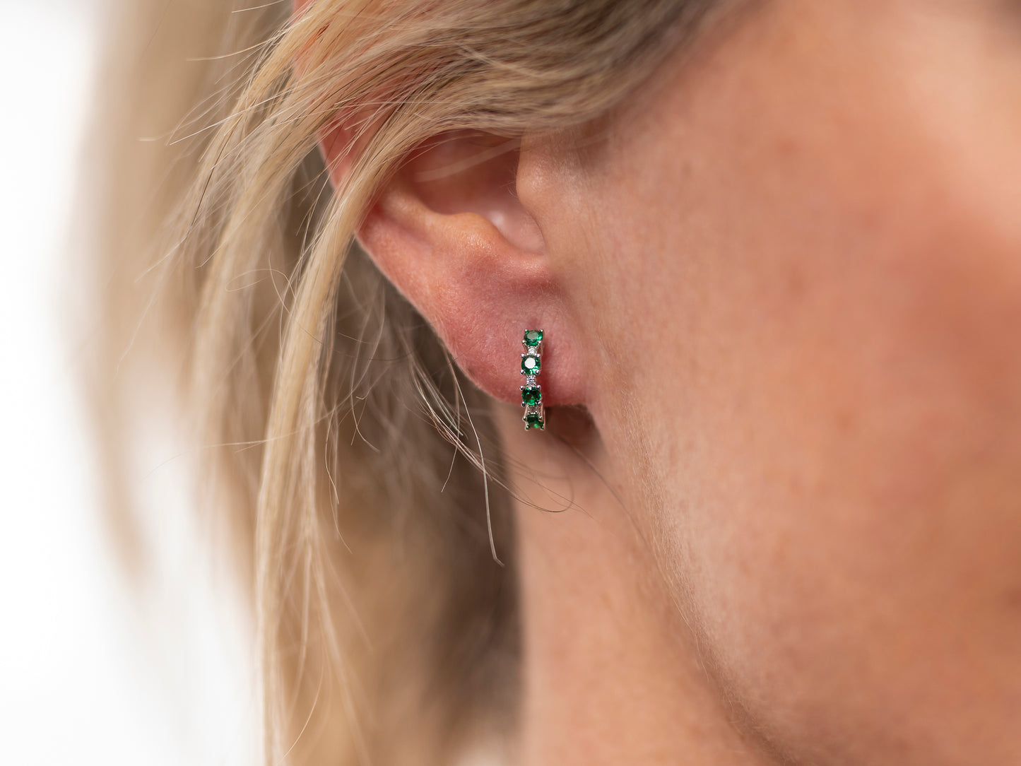 Aros de plata rodiada con circonitas intercaladas color esmeralda
