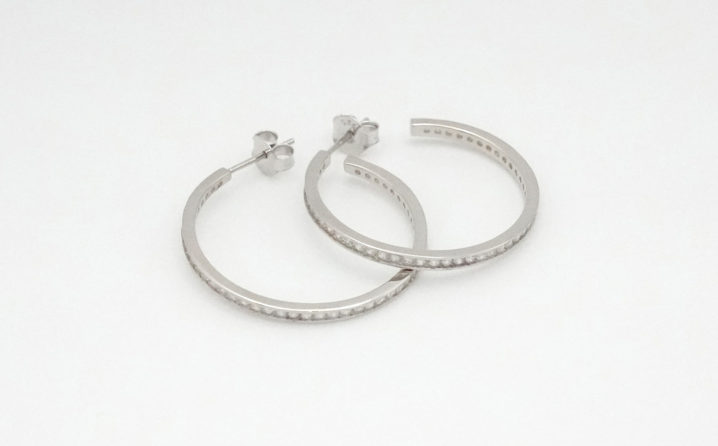 Aros de plata con línea de circonitas blancas