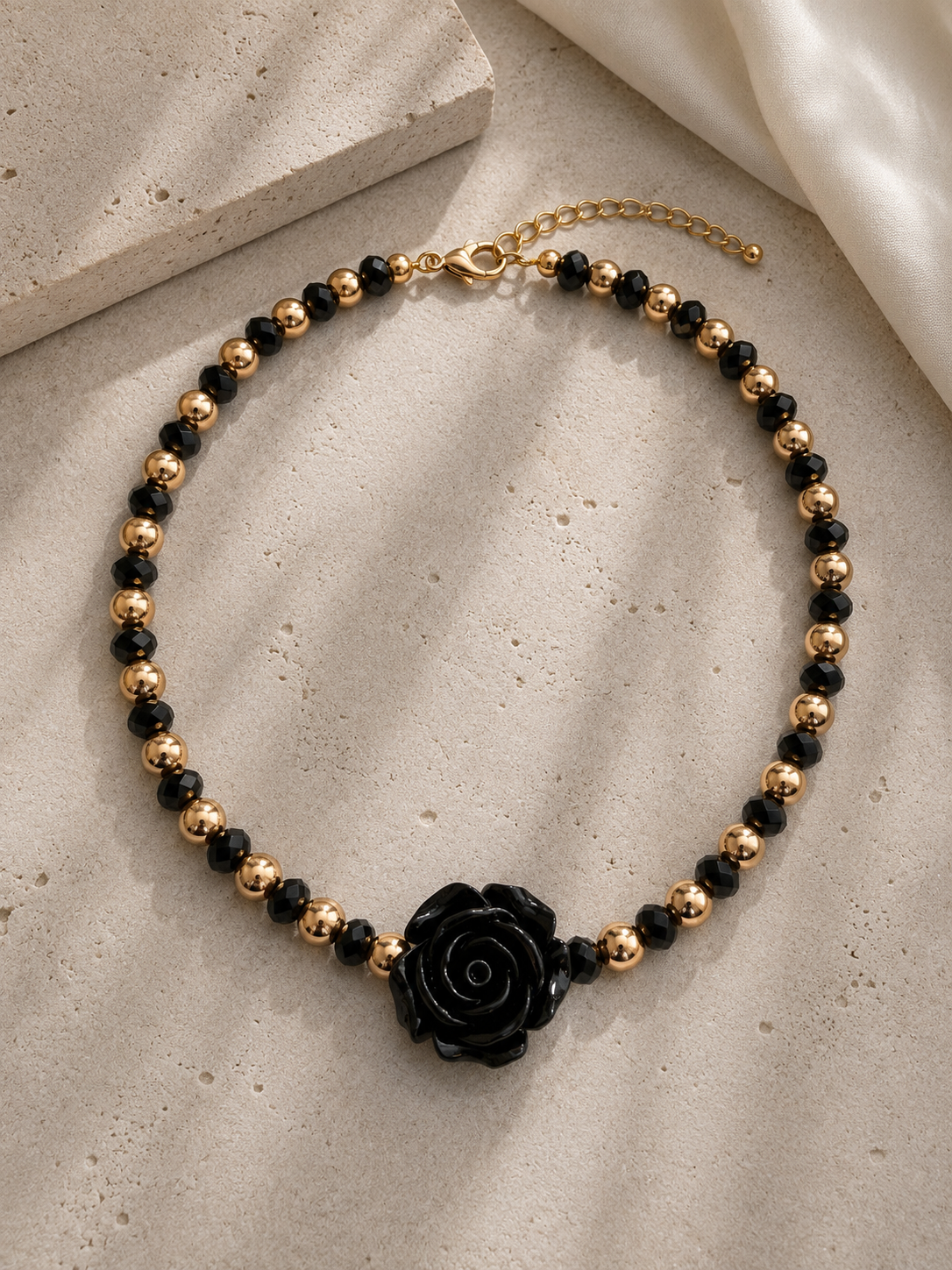 Collar Flor Negra Gold & Black