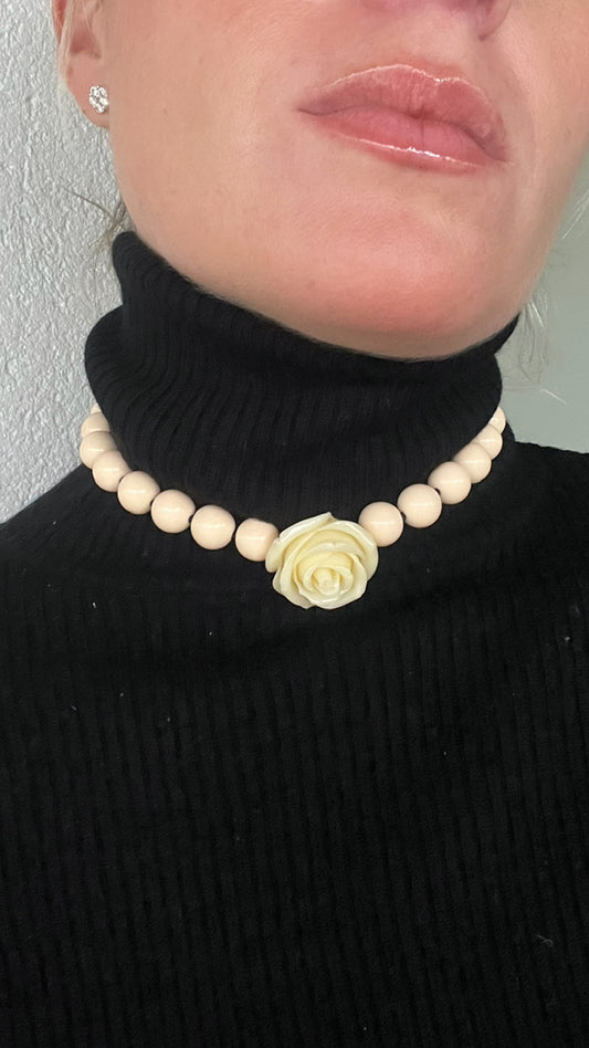 Collar Camelia en color ivory