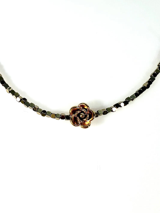 Collar Flor en hematites dorados