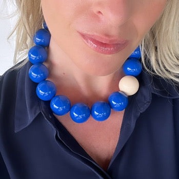 Collar monocolor azul con bola ivory