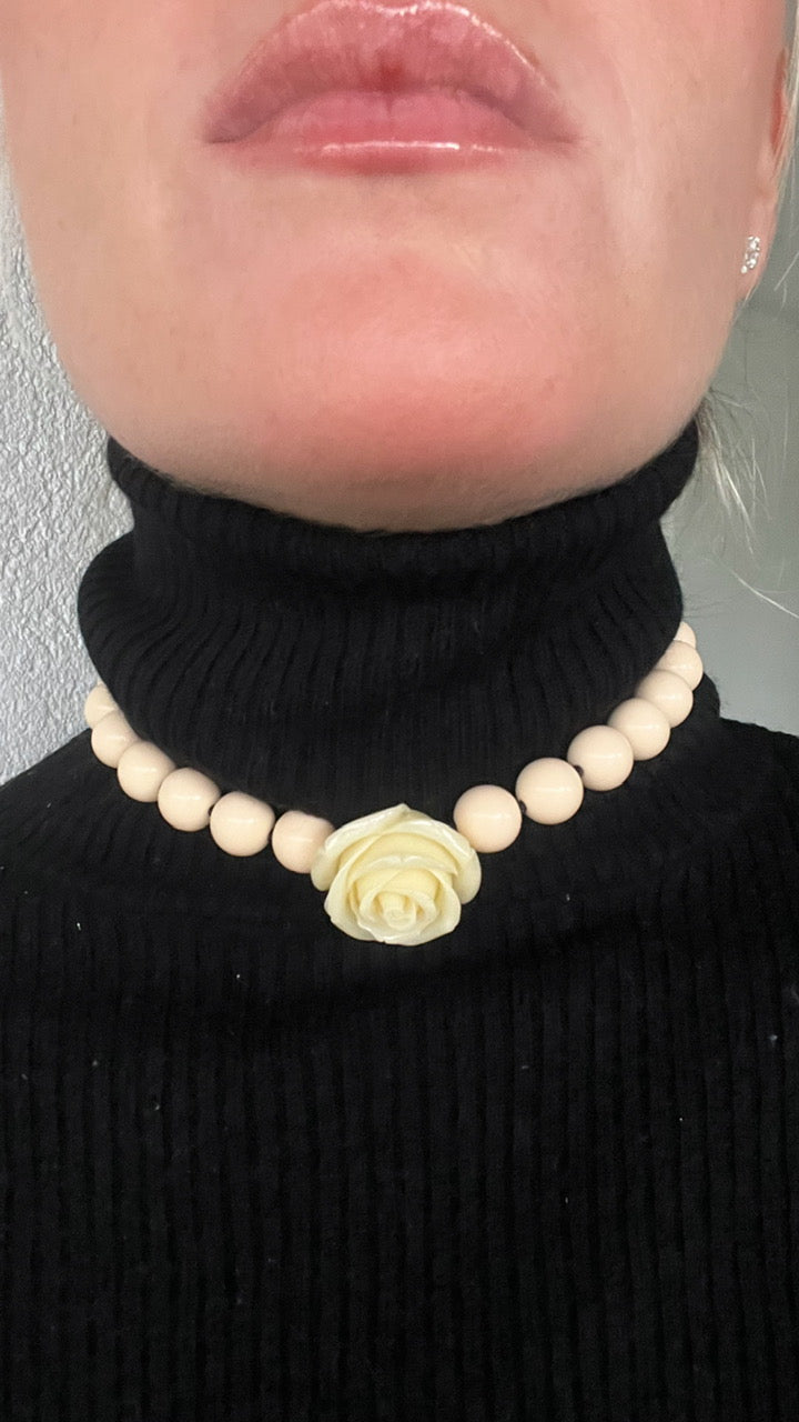 Collar Camelia en color ivory