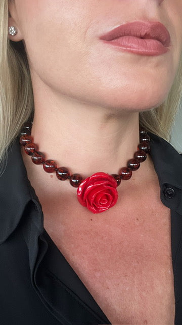 Collar Camelia en color rojo y miel