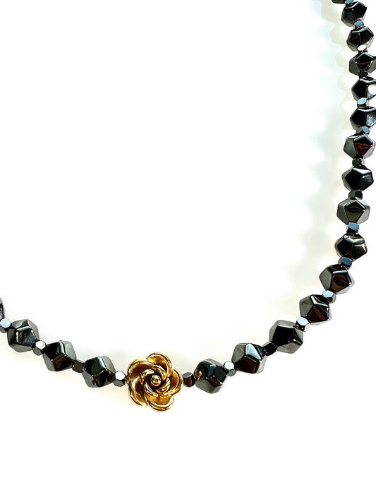 Collar Flor hematites negros