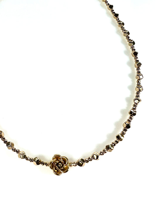 Collar flor en hematites dorados