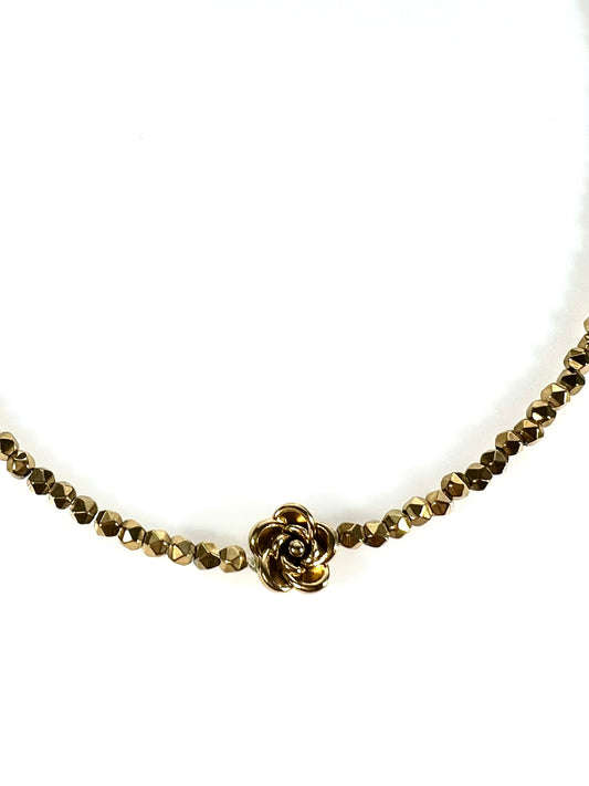Collar Flor en hematites dorados