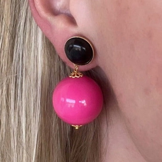 Pendientes bola fucsia