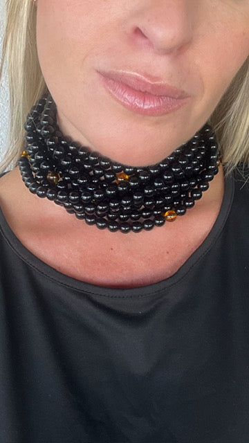 Collar Piccola en color negro- miel