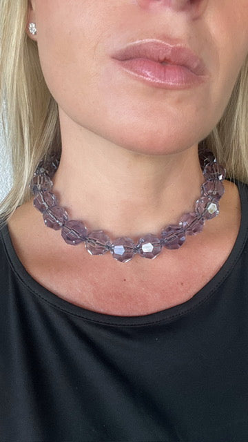 Collar cristallo gris