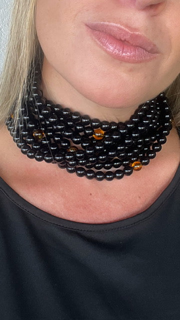 Collar Piccola en color negro- miel