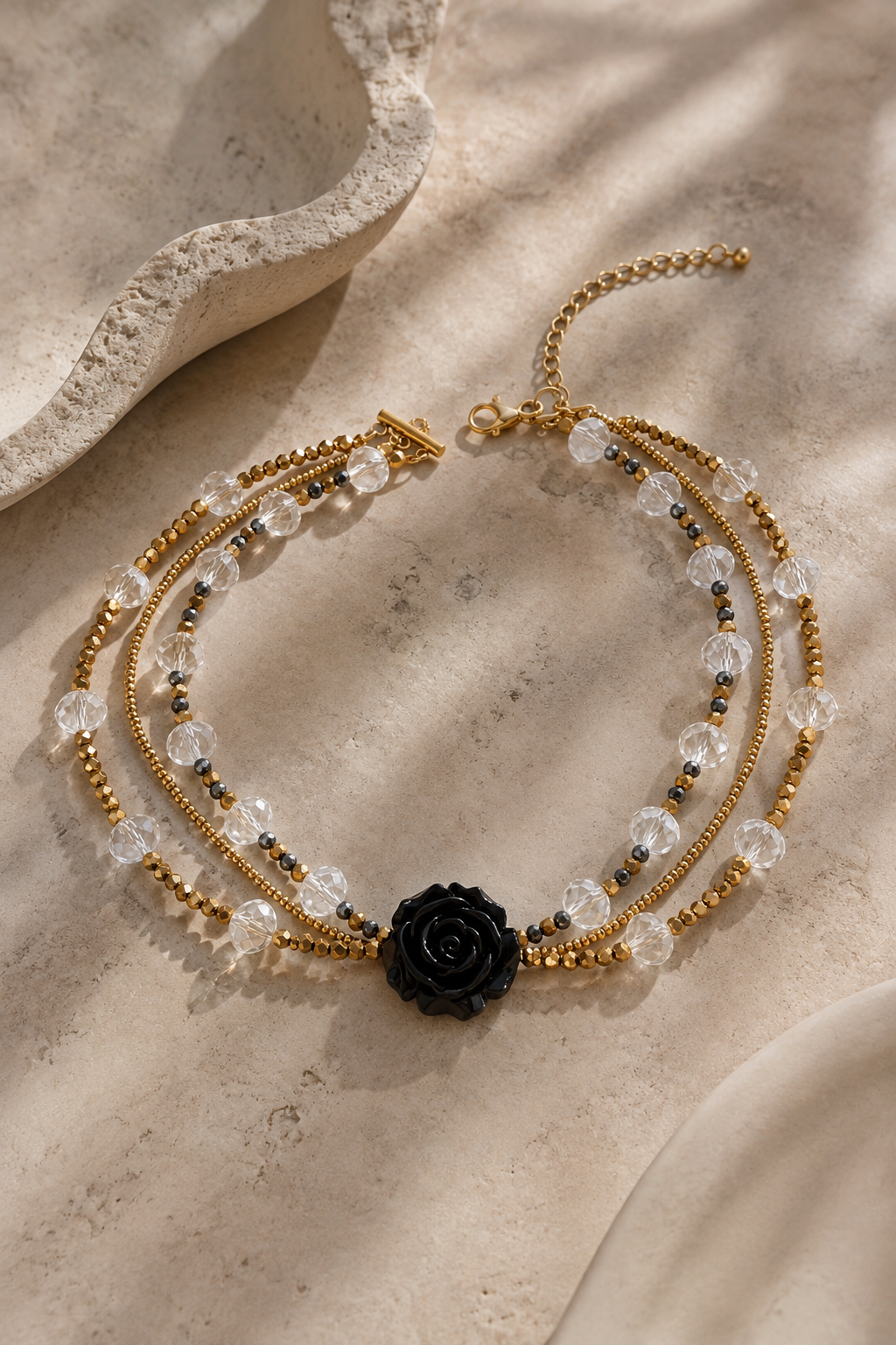 Collar Triple Flor Negra Gold & Crystal