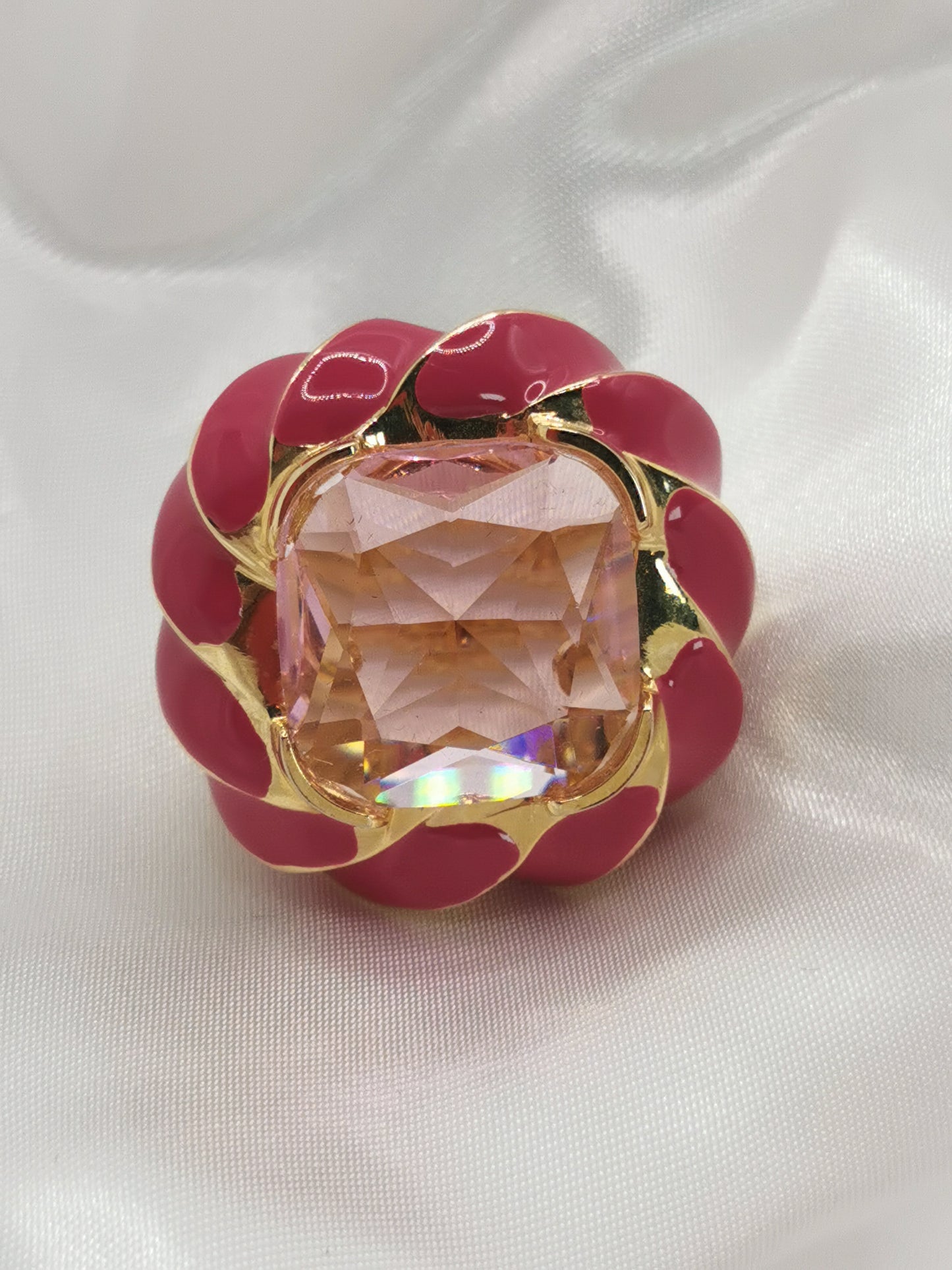 Anillo espectular en fucsia con piedra rosa