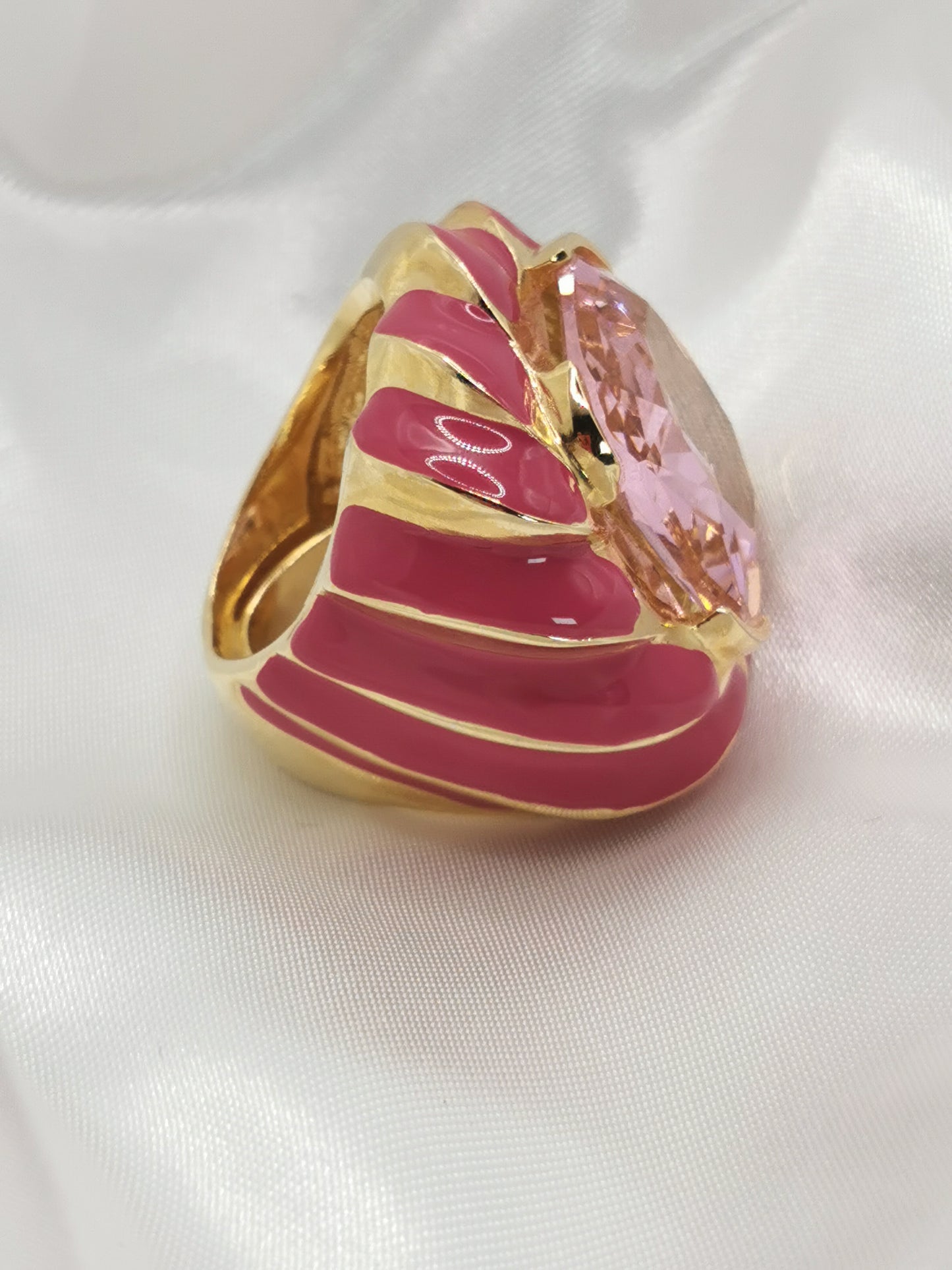 Anillo espectular en fucsia con piedra rosa