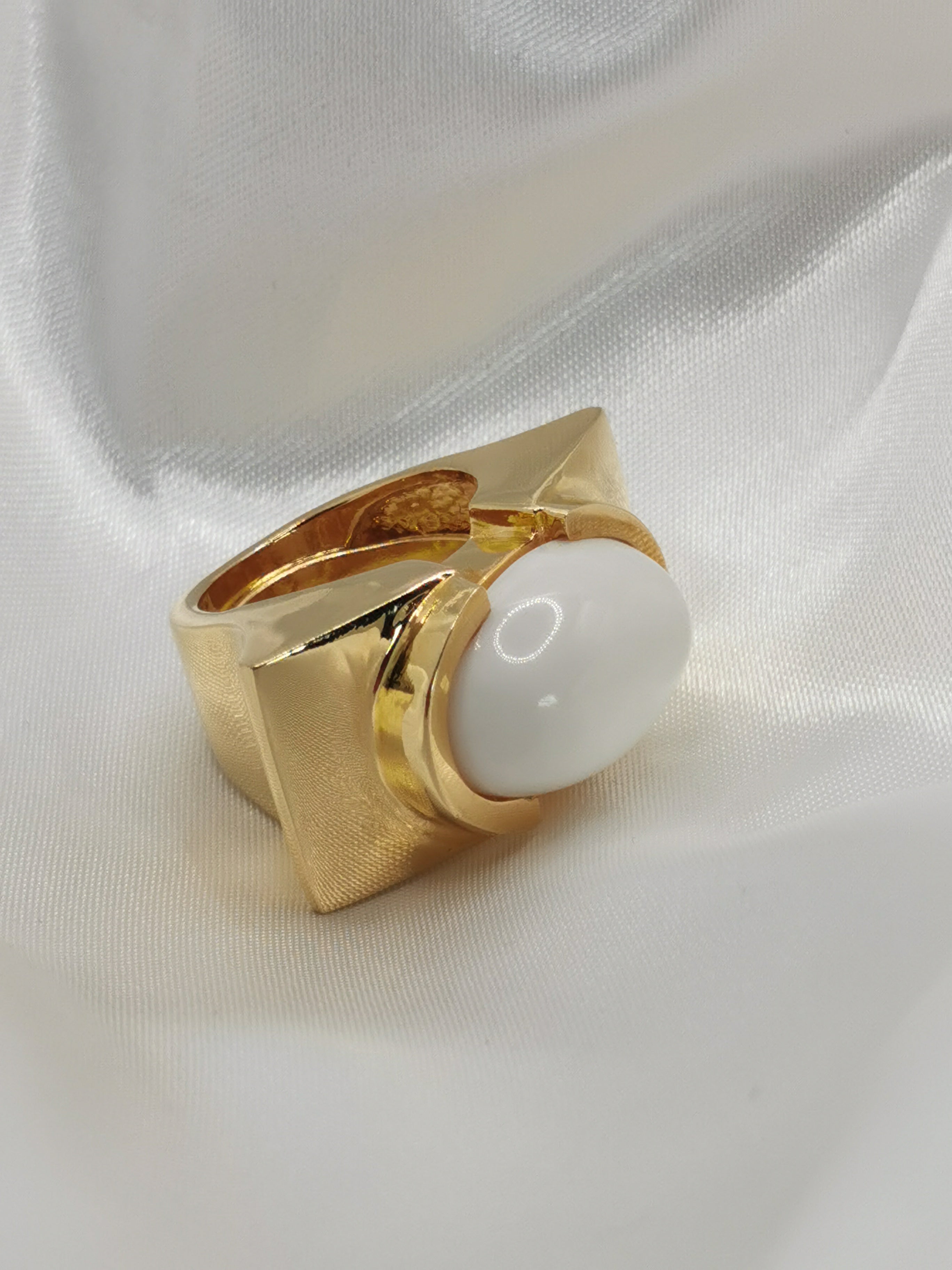 Anillo espectacular en oro con piedra blanca GietGi