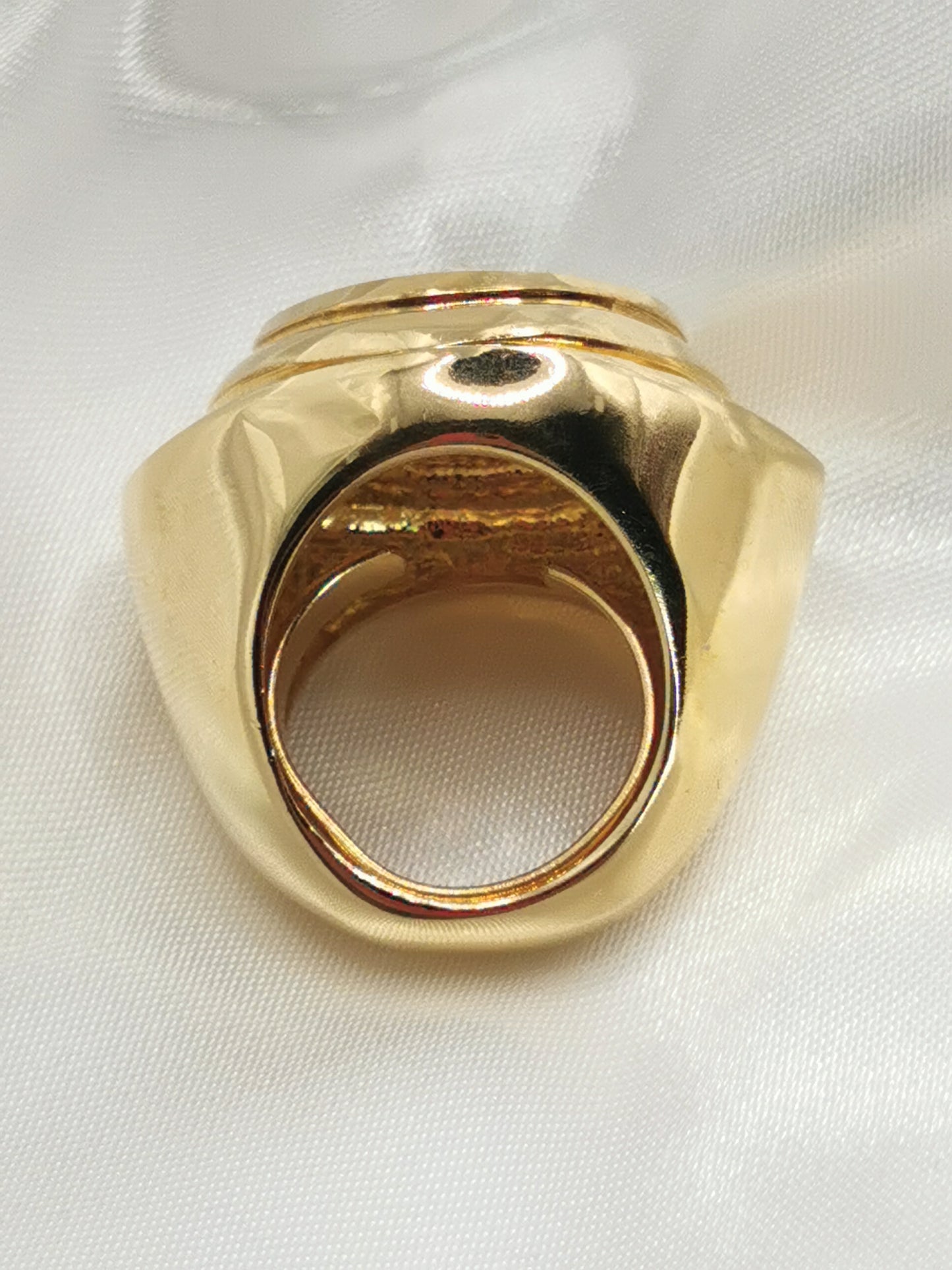 Anillo espectacular en oro con piedra blanca