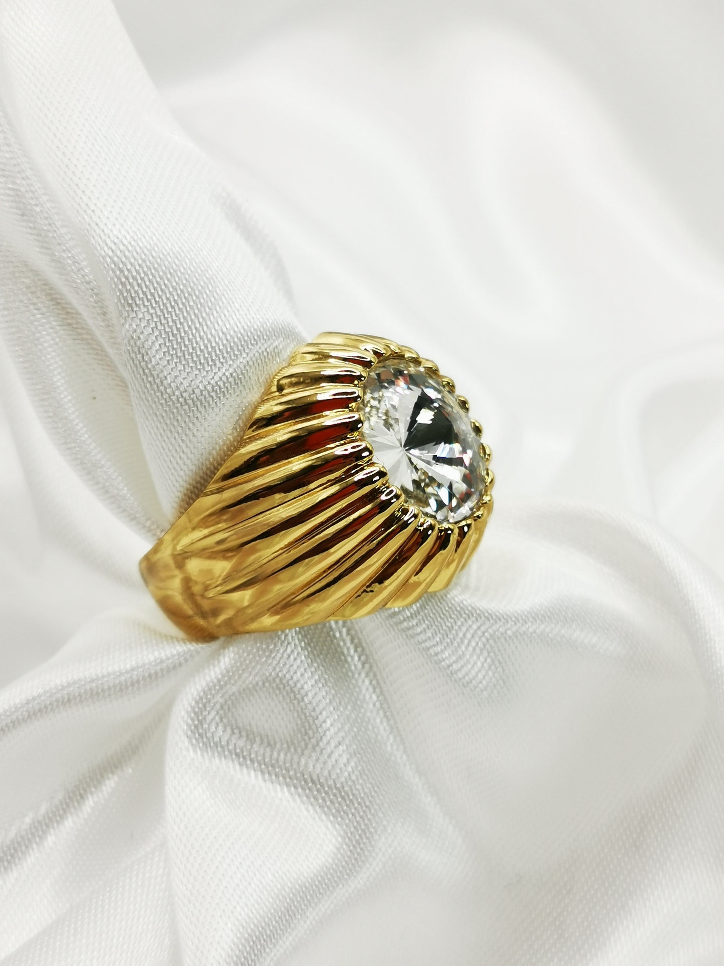 Anillo en oro y piedra blanca