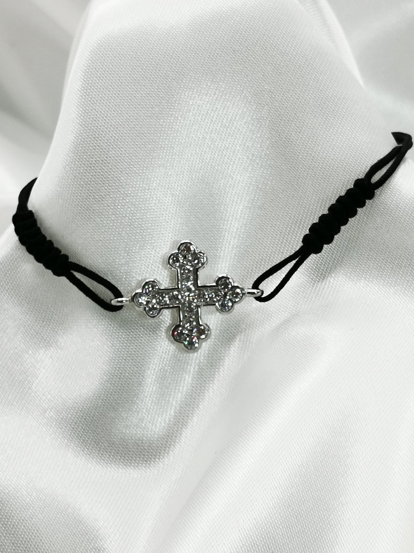 Pulsera de hilo con Cruz de la Victoria en plata y circonitas blancas